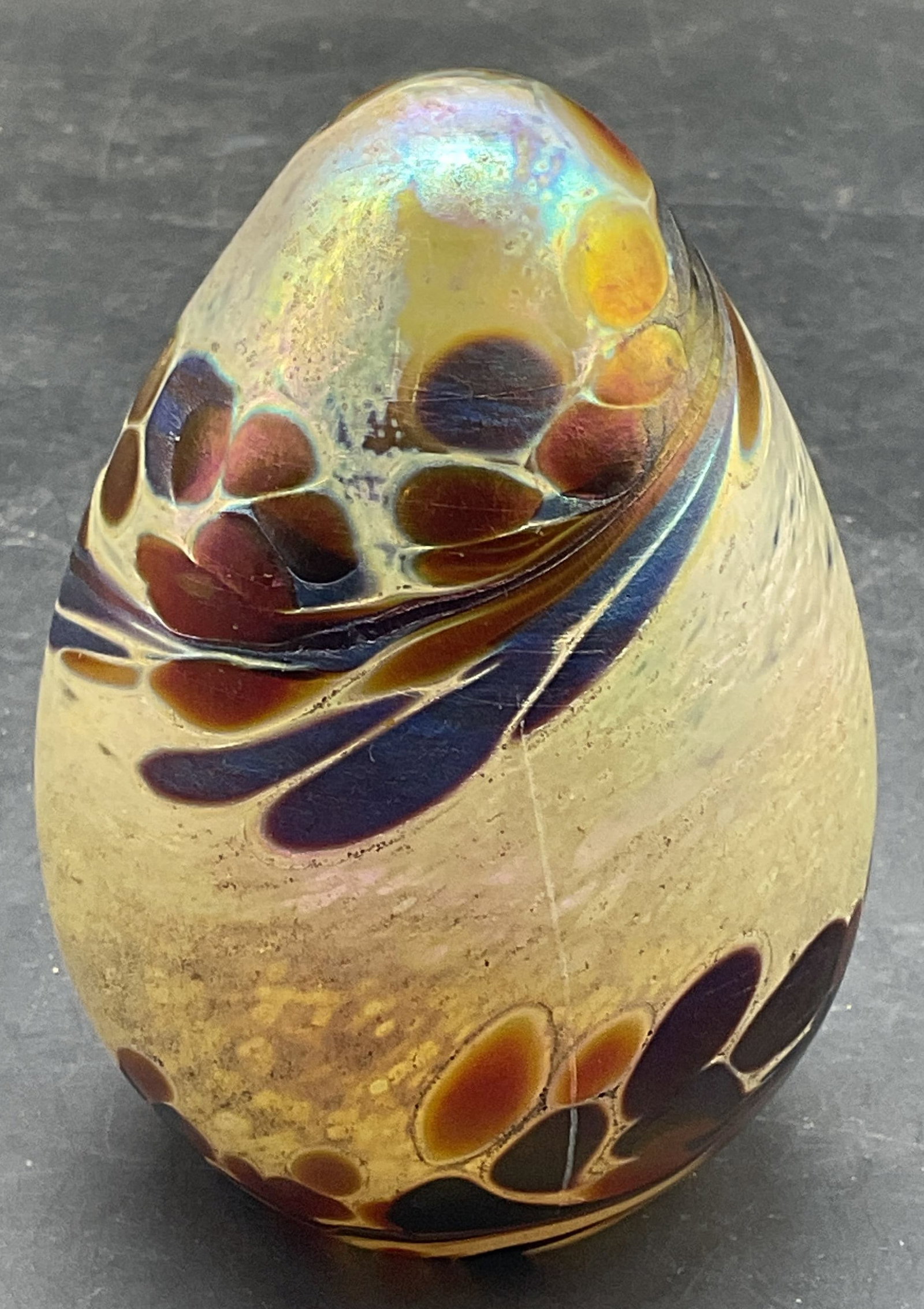 Maytum Studio Iridescent Art Glass Paperweight: 1992 Brian Maytum Studio iridescent art glass egg shaped paperweight. Swirl pattern. Measures approx. 2.5 x 3.75 inches. Some scratching. Maytum paperweight, Brian Maytum paperweight, art glass paperw