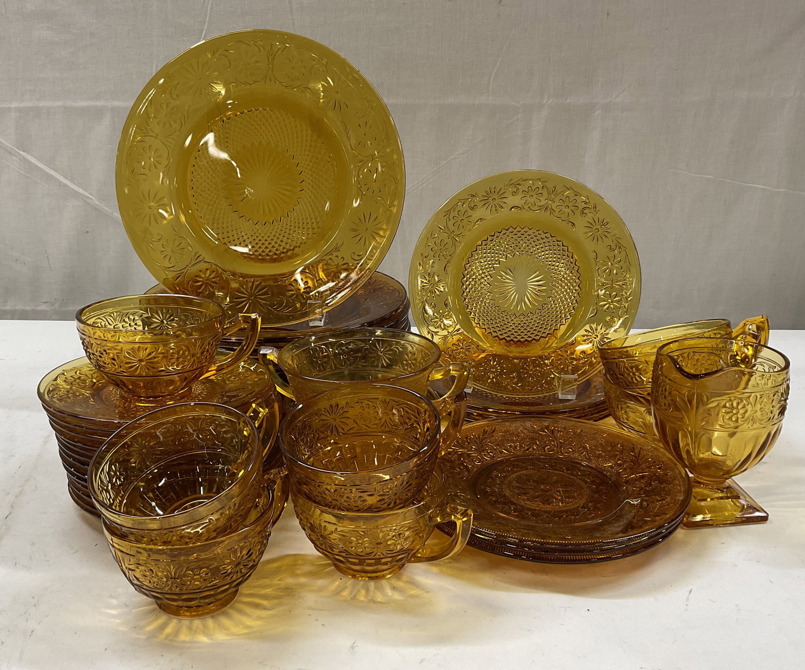 St42 MCM Indiana Glass Tiara Amber Sandwich Patt (1 of 11)