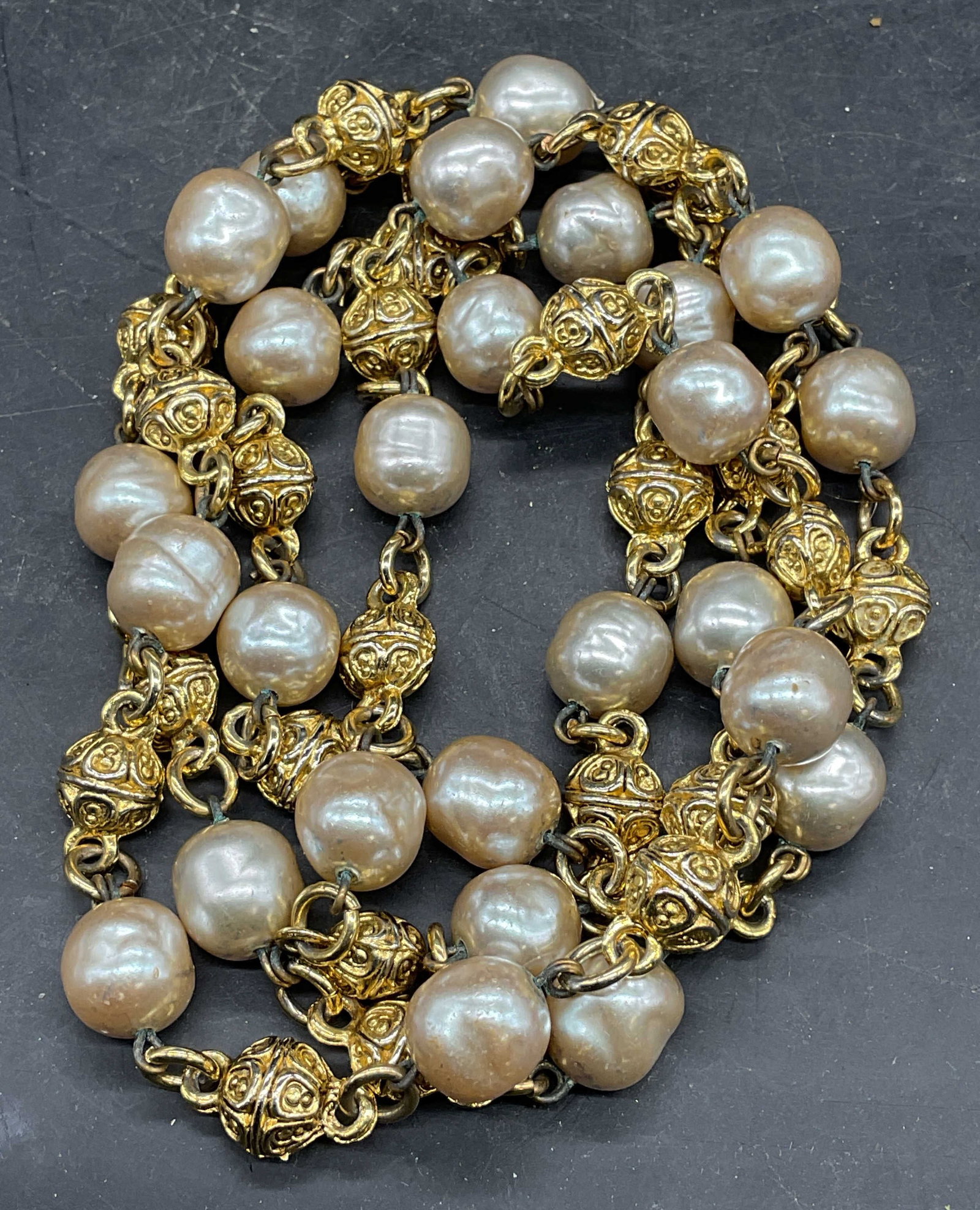 Vintage Gold Tone Faux Pearl Necklace: Vintage gold tone faux pearl beaded necklace. Drop length 18 inches. Includes a pouch. Some scratching. Jewelry, estate jewelry, costume jewelry, fashion jewelry, cocktail jewelry, accessories,