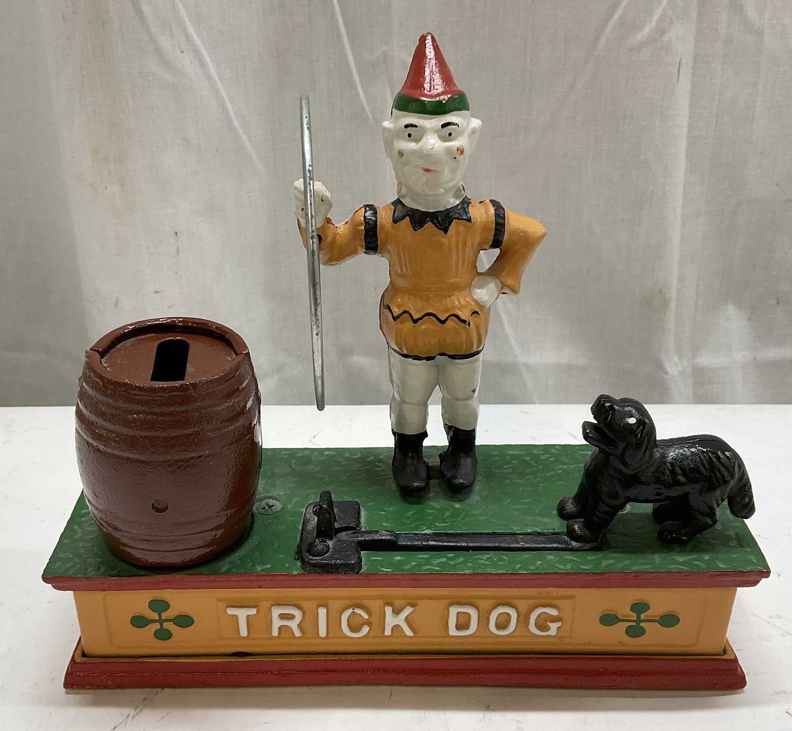 VTG Yield House Cast-Iron Mechanical Coin Bank: Vintage Yield House Cast-Iron Mechanical Clown and Trick Dog Coin Bank. Made in Republic of China. Some Paint Chips. Not Tested For Functionality. Measures app 7.25in H x 8.5in L. Vintage Coin Bank, Y