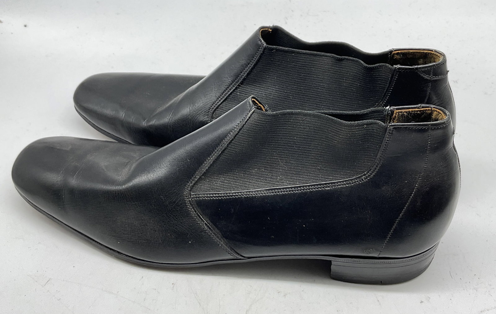 Alan McAfee Black Leather Ankle Boots England: Alan McAfee black leather ankle boots. Made in England. Size 9. Heeled shoe. Wear to leather. Ankle boots, boots, shoes, Alan McAfee, wearables, outerwear, fashion, accessories. 4CS