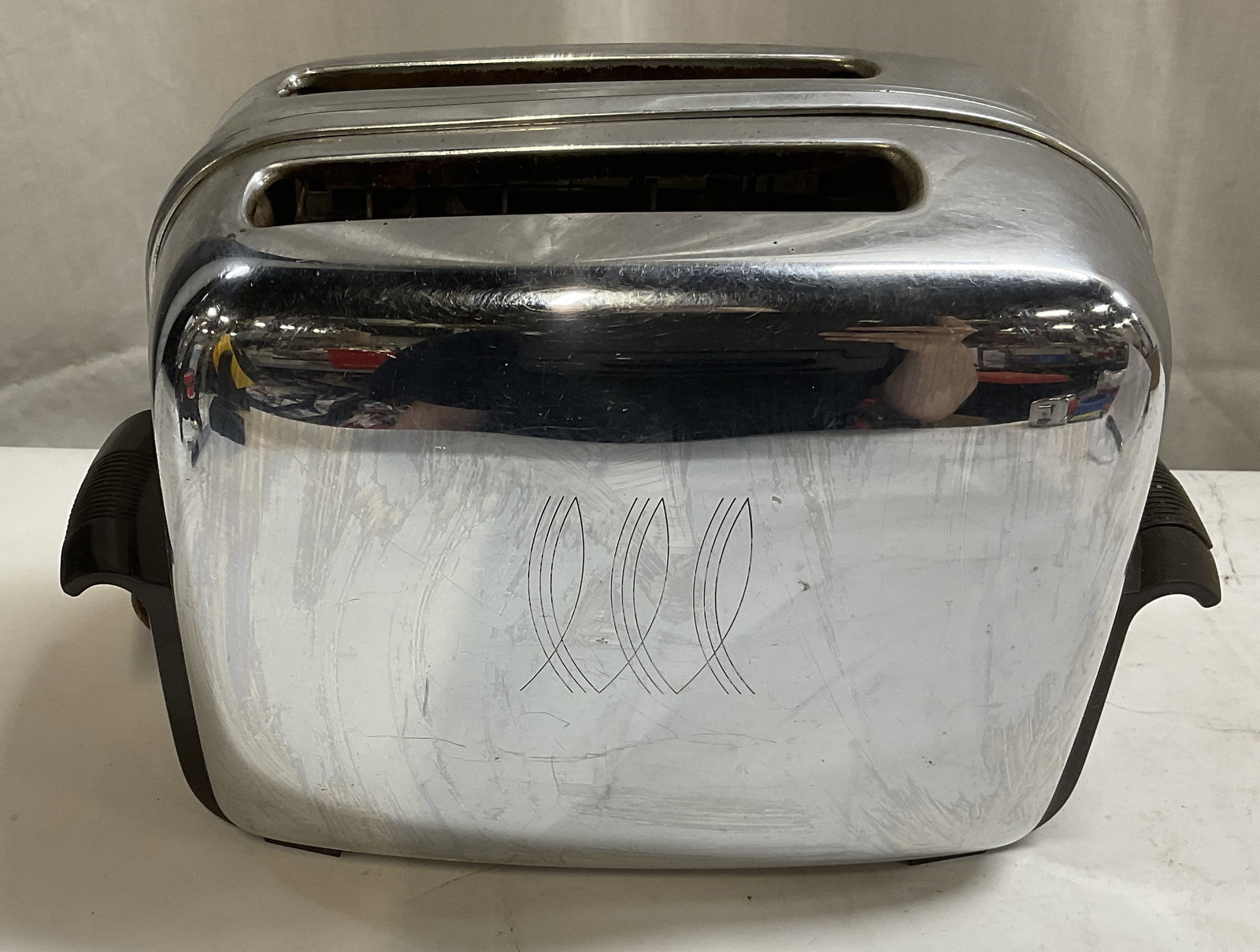 VTG 1950s Toastmaster Chrome Toaster: Vintage 1950s Art Deco Style Toastmaster Chrome Metal 2-Slice Toaster. Model #1B14. Automatic Pop-Up Design. Brown Fabric Wrapped Cord. Originally Sold at Bens Hardware. Scratching Present. Not Tested