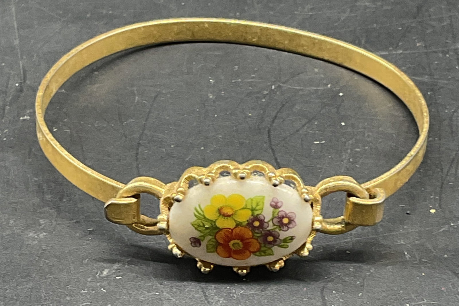 Vintage Avon Gold Tone Floral Bracelet (1 of 6)