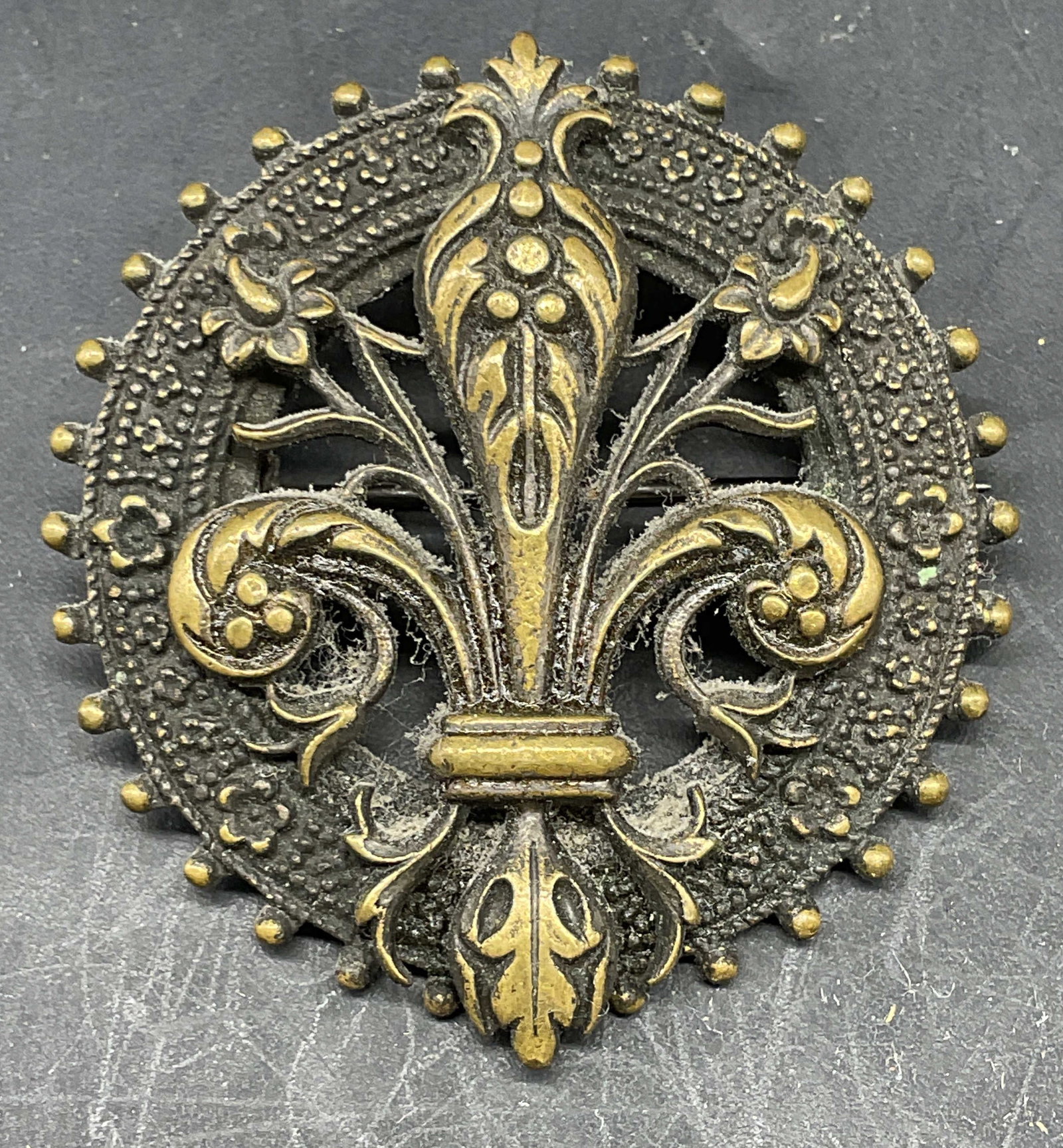 Vintage Gold Tone Fleur de Lis Brooch: Vintage gold tone Fleur de lis brooch. Measures approx. 1.5 inches wide. Some scratching. Backing needs repair. Jewelry, estate jewelry, costume jewelry, cocktail jewelry, fashion jewelry, accessories