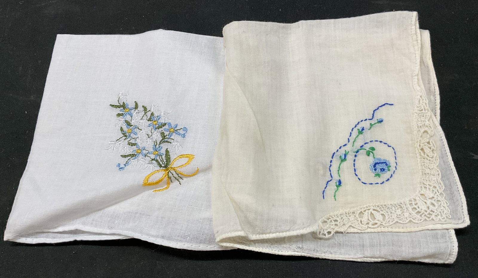 Lot 2 Vtg White Embroidered Linen Napkins (1 of 7)
