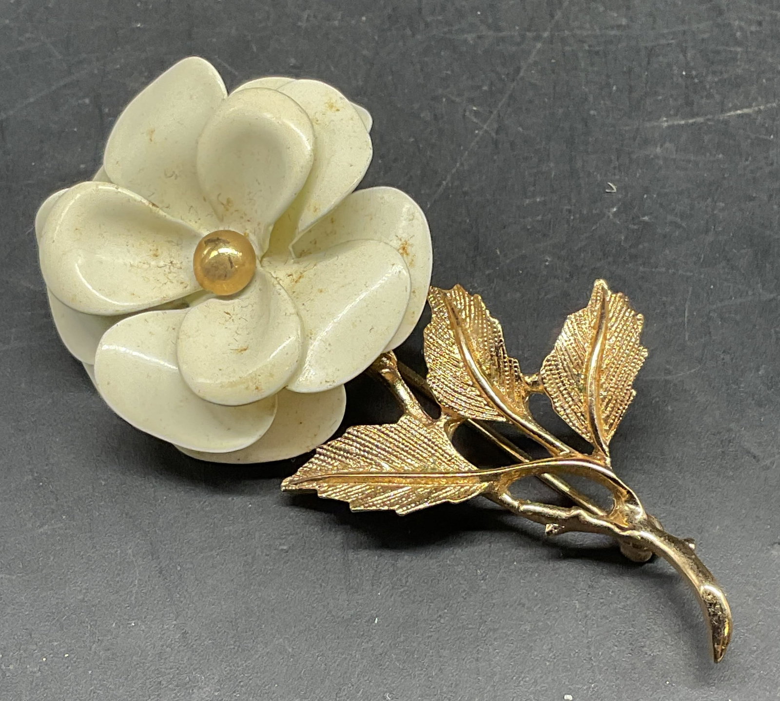 Vtg Avon Gold Tone Enamel Flower Brooch: Vintage Avon gold tone white enamel flower brooch. Measures approx. 3 x 1.5 inches. Some scratching. Jewelry, estate jewelry, costume jewelry, cocktail jewelry, fashion jewelry, accessories, fashion a