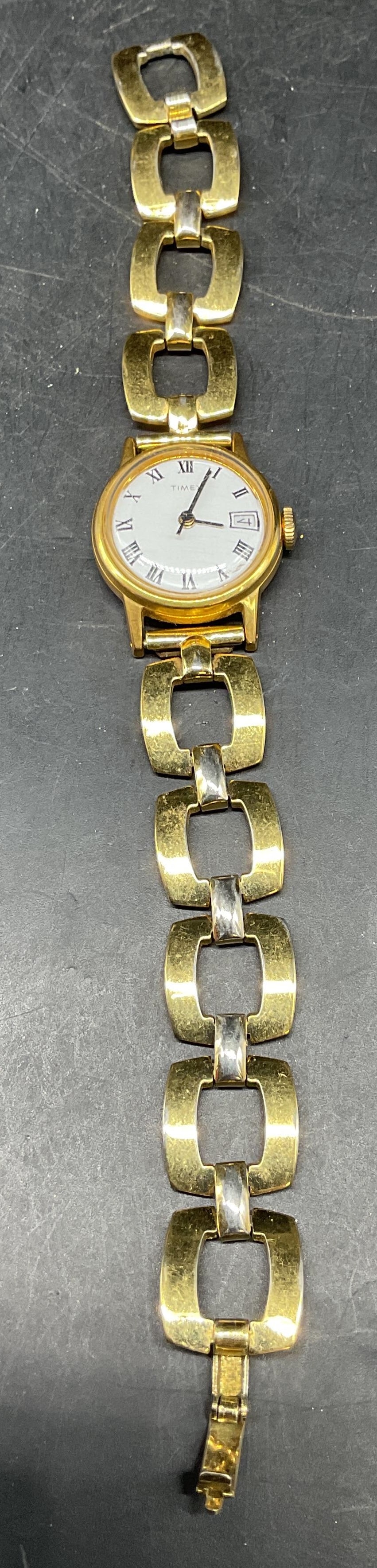 Timex Gold Tone Chain Link Band Watch: Timex gold tone chain link band watch. Measures approx. 7.25 inches long. Not tested. Some scratching. Jewelry, estate jewelry, costume jewelry, cocktail jewelry, fashion jewelry, accessories,