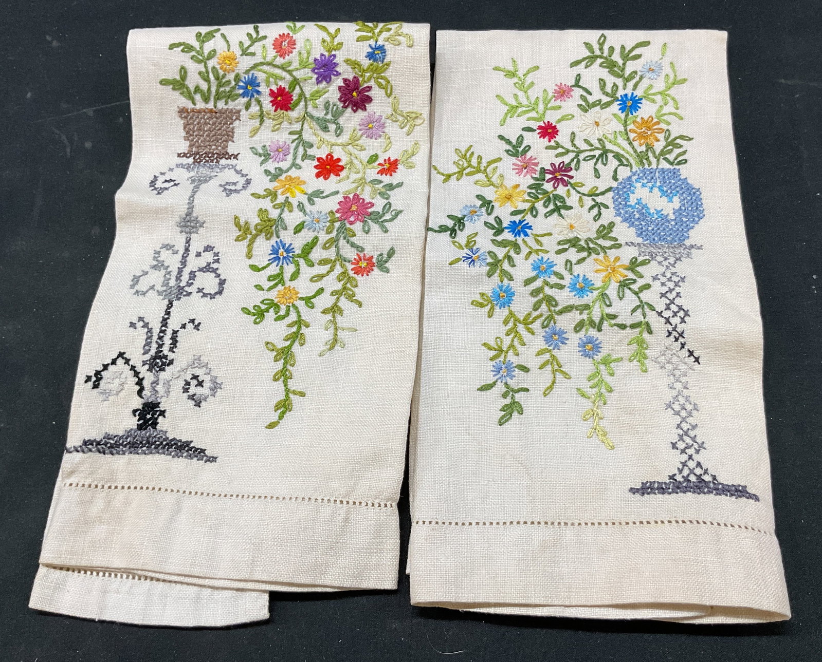 Lot 2 Vtg White Embroidered Linen Tea Towels (1 of 9)