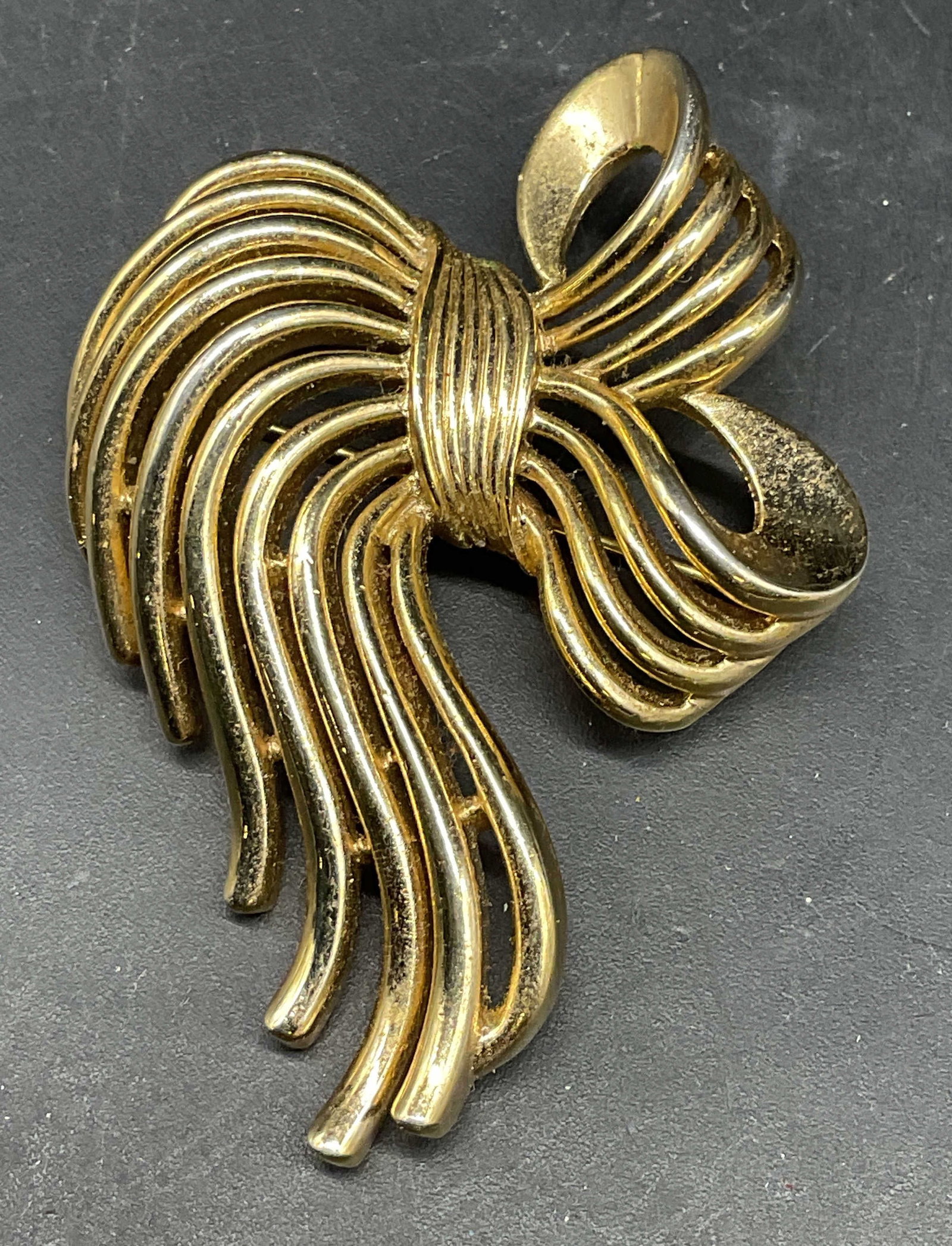 Vintage Trifari Gold Tone Bow Ribbon Brooch: Vintage Trifari gold tone bow ribbon brooch. Measures approx. 2 x 1.5 inches. Some scratching. Jewelry, estate jewelry, costume jewelry, cocktail jewelry, fashion jewelry, accessories, fashion