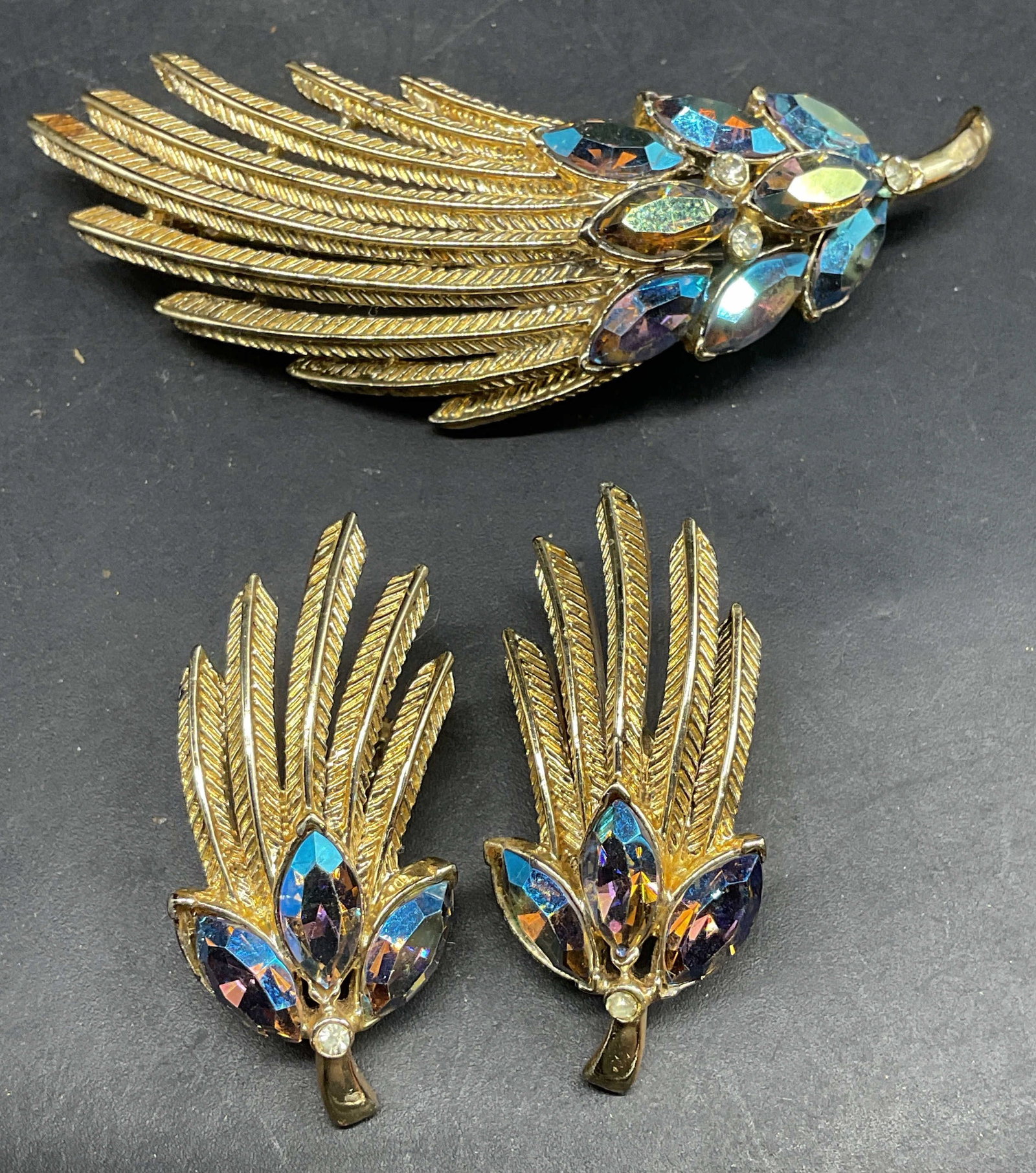 2 Sgn Gold Tn Crystal Feather Brooch & Earrings: Lot of 2 matching vintage gold tone and crystal orchid flower, feather motif brooch and earrings. Signed on brooch illegibly. Brooch measures approx. 2.75 x 1 inches. Earrings measures approx. 1.75 x