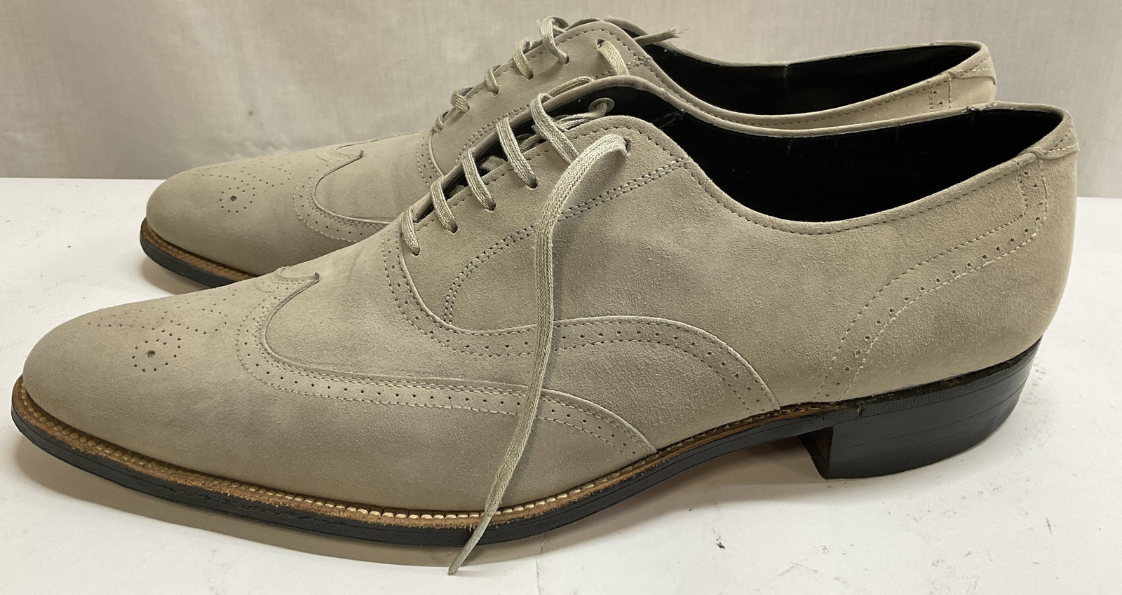 Thomas Grey Suede Wingtip Brogues: Thomas Grey Suede Wingtip Brogues. Soles Read Il Diamante. Comes With Wooden Stretchers. Mens Size 9 Marked on Stretchers. Surface Wear to Soles. Thomas, Grey Shoes, Suede, Wingtip, Brogues, Dress