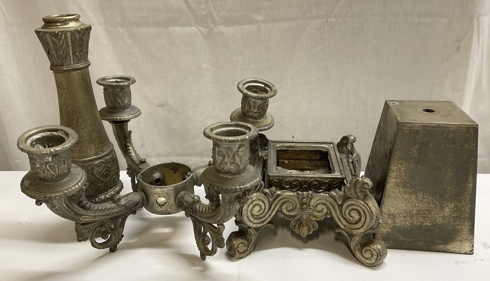 Lt4 VINTAGE and ANTIQUE Metal Lighting Parts (1 of 16)