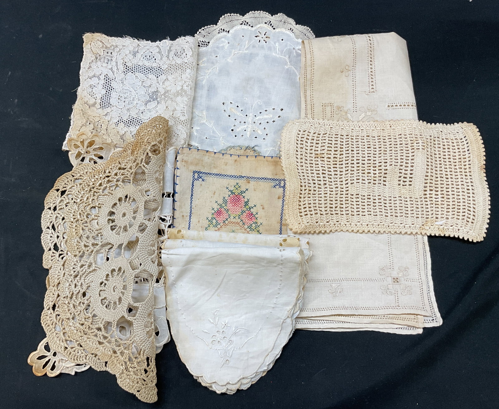 Grp Lot 20 Vintage Assorted Doilies & Table Linens (1 of 7)