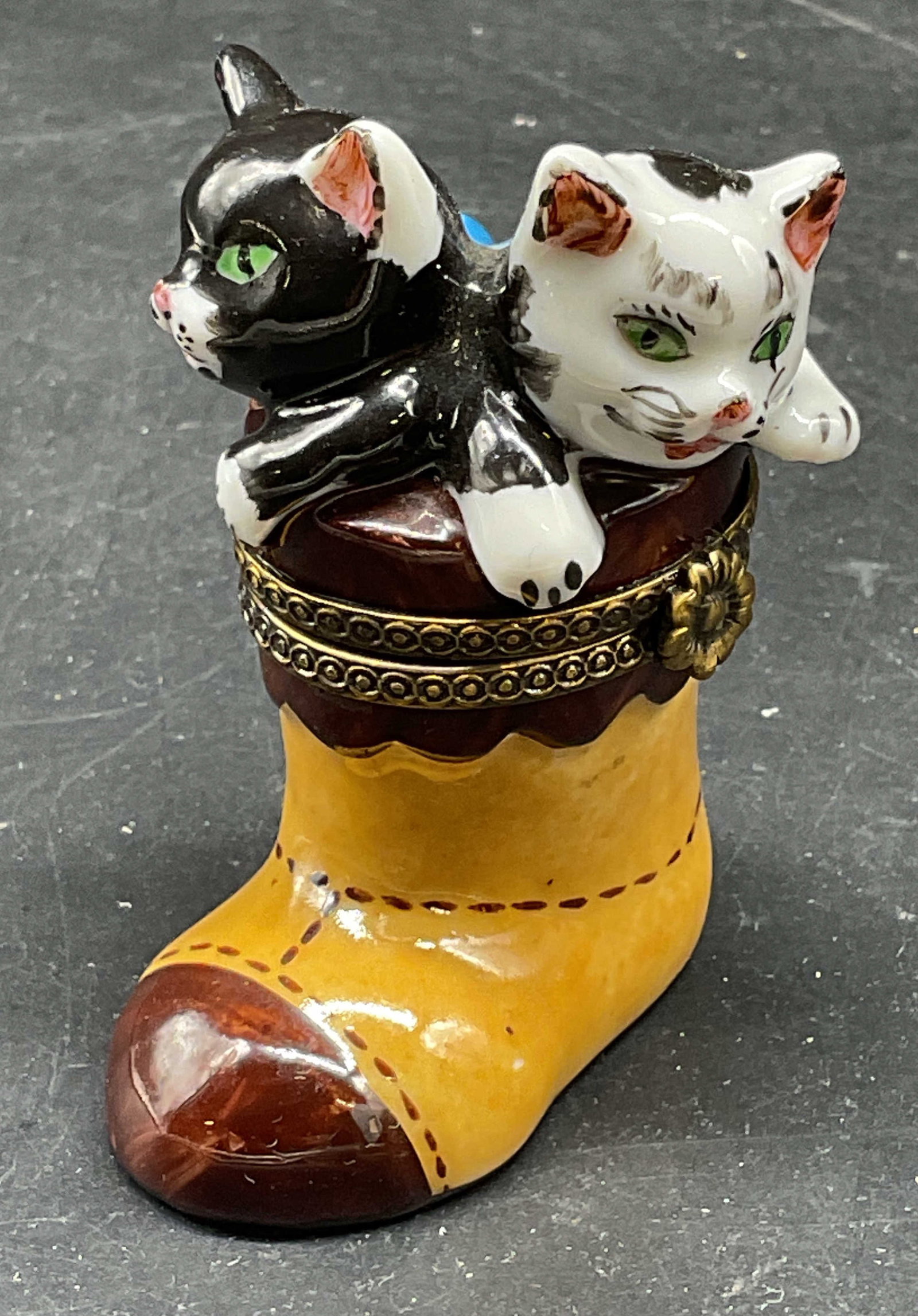 Limoges Porcelain Cats In Stocking Trinket Box Fra: Vintage Limoges porcelain trinket box. Cats in a stocking. Hand painted. Made in France. Measures approx. 1.75 x 1.5 x 2.5 inches. Some scratching. Limoges trinket box, cats trinket box, sticking