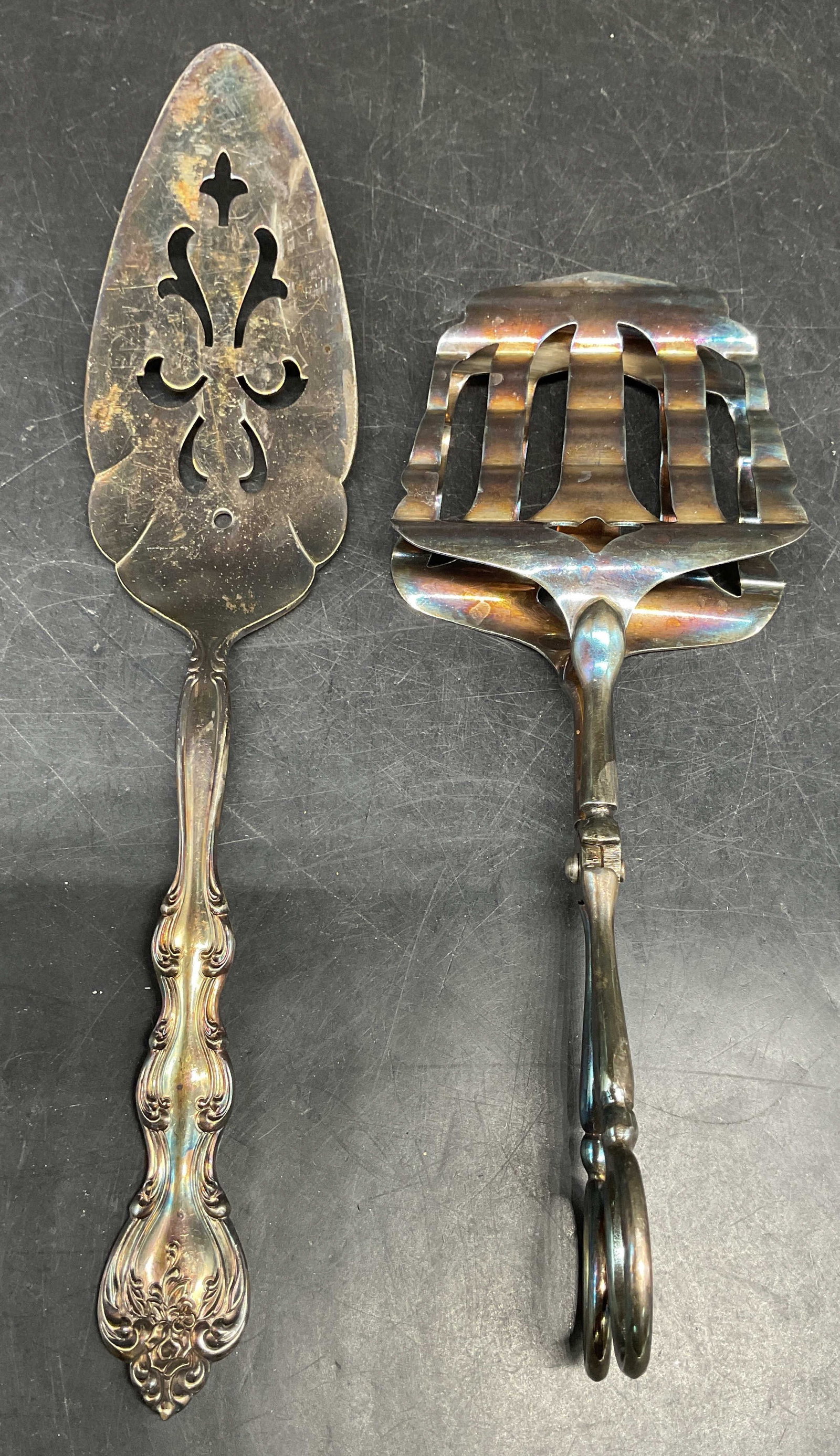 Lot 2 International Silver Plated Server, Tongs: Lot of 2 vintage silver plated servers. International granulated server with scroll handle. Measures approx. 10.25 x 2.25 inches. Tong style toast, sandwich or asparagus server. Measures approx. 8.25
