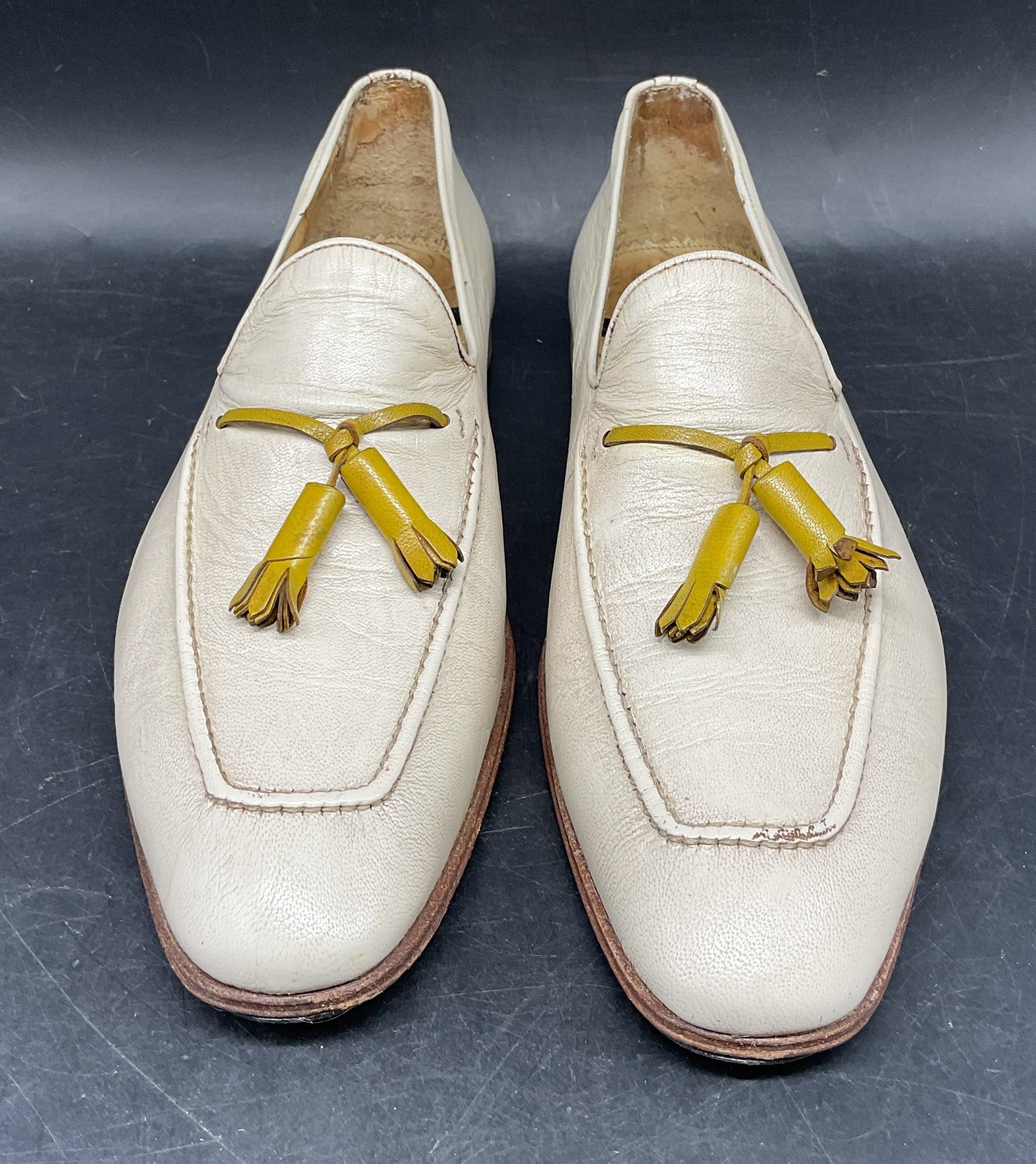 PS Paul Smith White Leather Tassel Loafers Italy: PS Paul Smith white leather loafers with green tassels. Made in Italy. Size 8. Some blemishes, scratching, scuffing. Paul smith loafers, designer loafers, leather loafers, white loafers. 10 cs