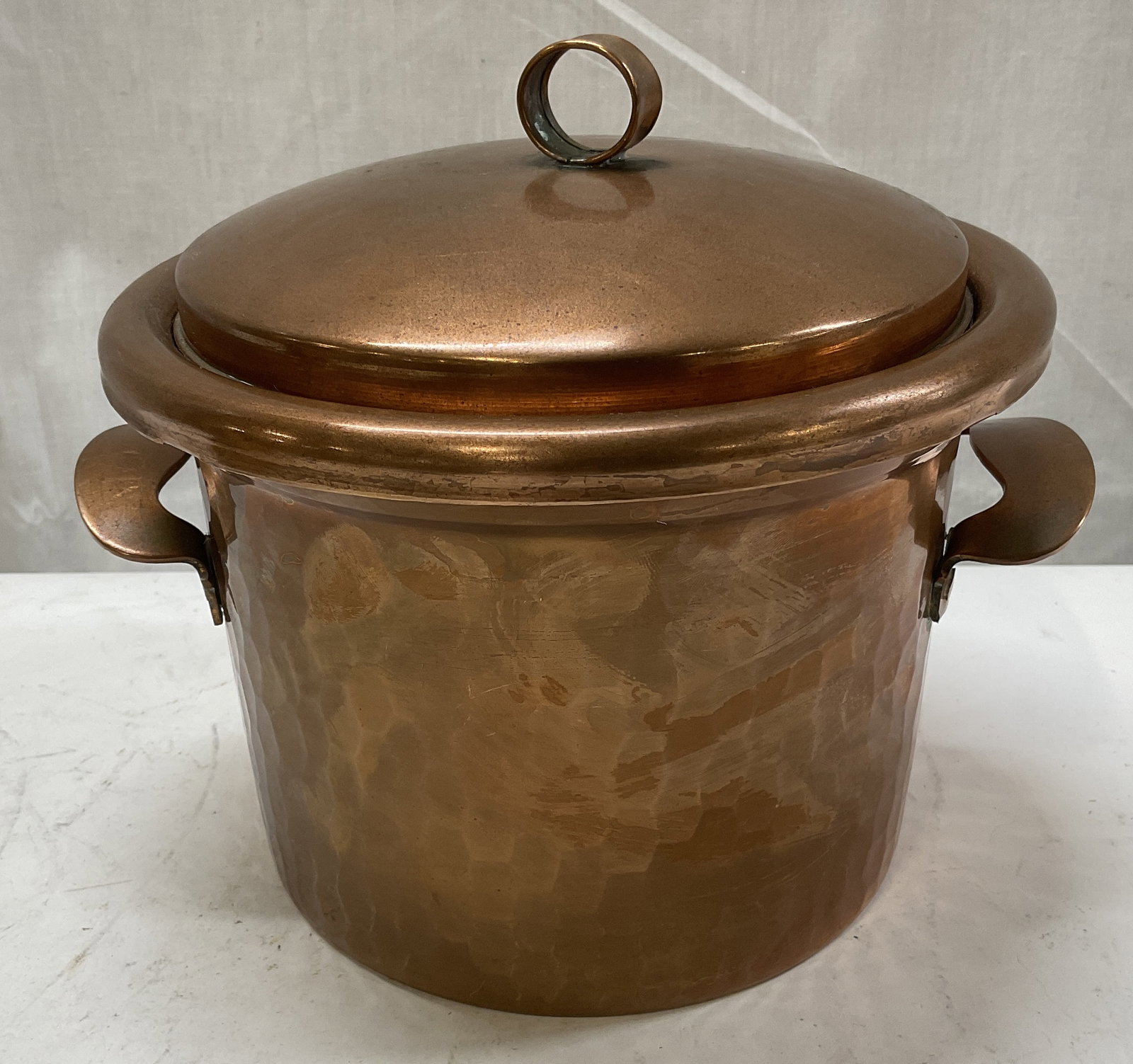 MID-CENTURY MODERN Hammered Copper Ice Bucket: Mid-Century Modern Hammered Copper Ice Bucket. White Ceramic Interior. Scratching, Tarnishing, and Crazing Present. Measures app 7.5in H x 9in Diam. Mid-Century Modern, MCM, Hammered, Copper, Ice