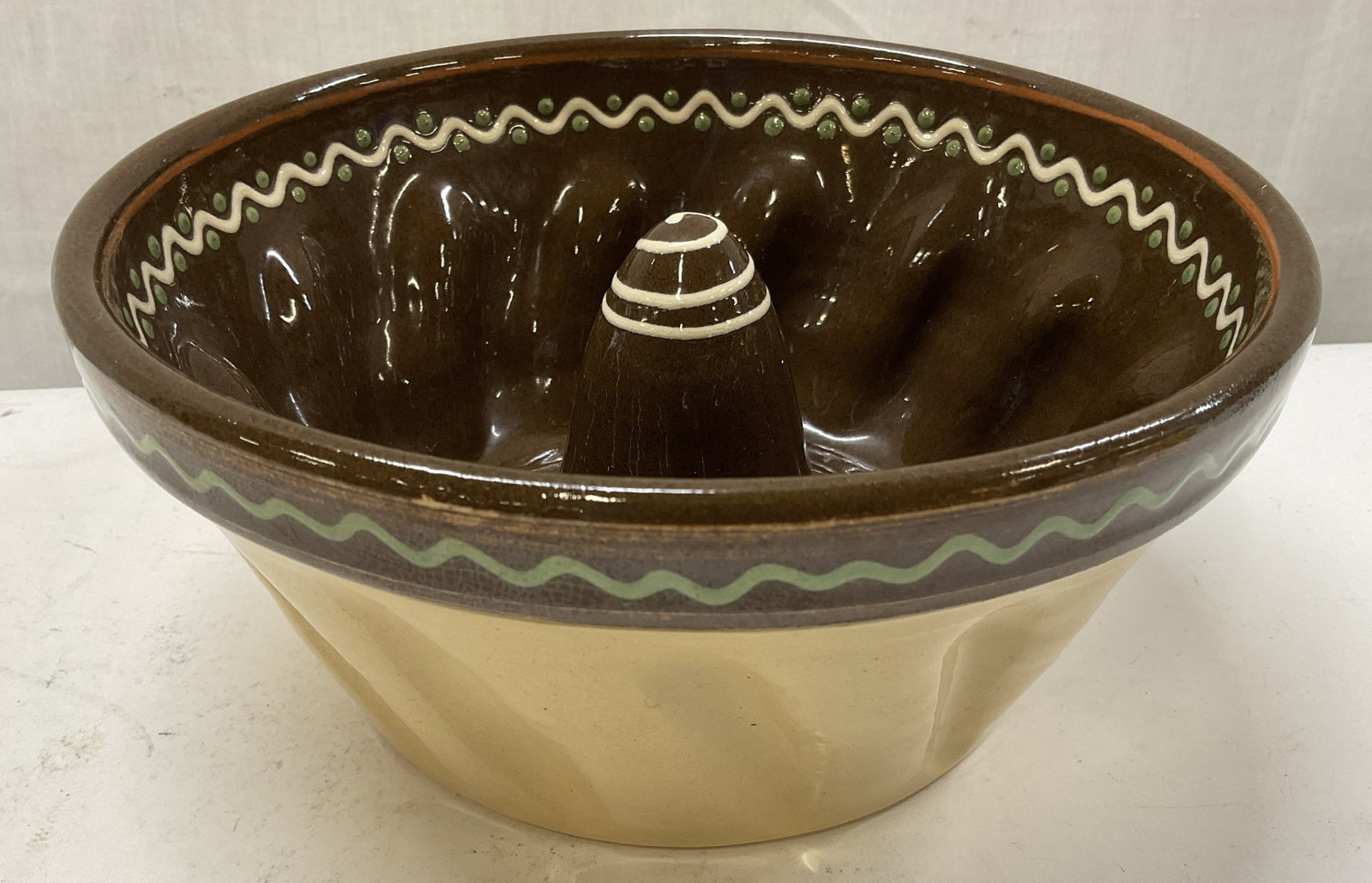 Vintage-Style Glazed Pottery Bundt Cake Mold (1 of 6)