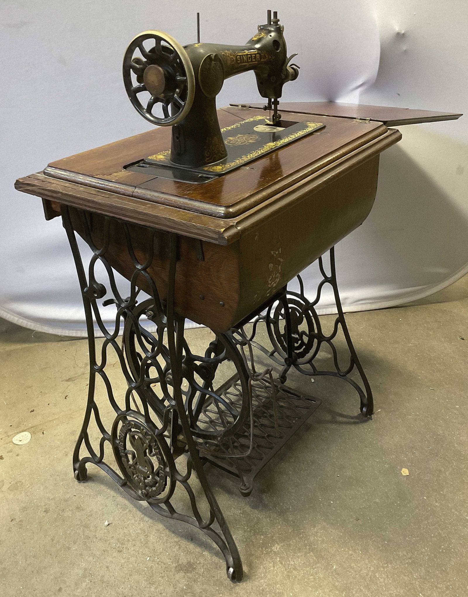 ANTQ 1900s Singer Treadle Sewing Machine Table (1 of 15)