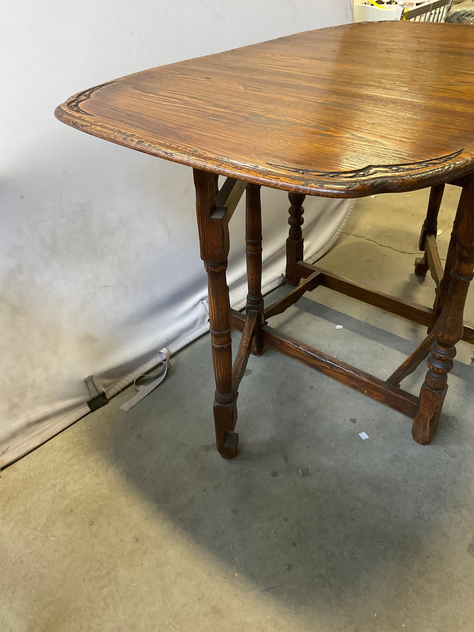 VINTAGE Oak Drop-Leaf Table - 8