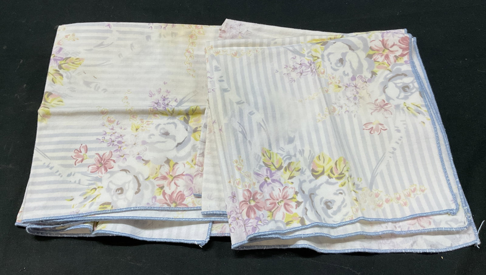 Set 5 Vintage White Floral Linen Napkins (1 of 6)