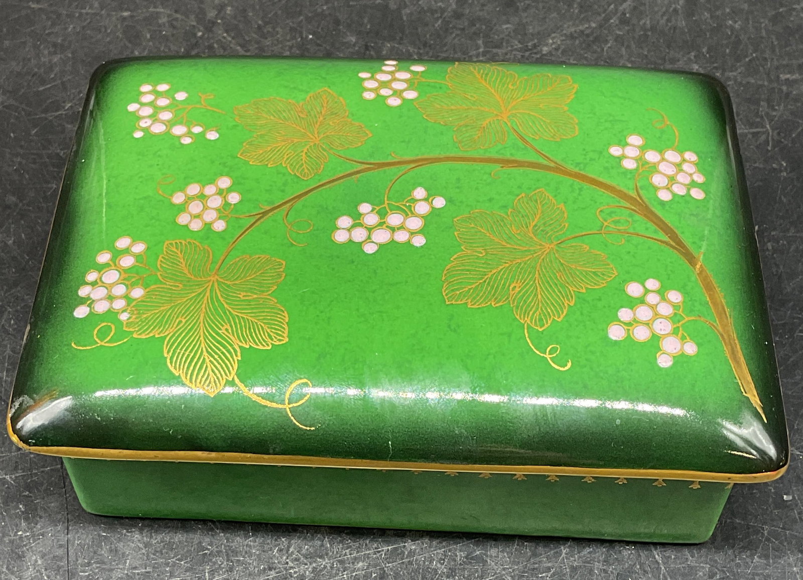 Vtg Carlton Ware Vert Royale Trinket Box England: Vintage Carlton Ware art deco trinket or jewelry box. Vert Royale pattern. Hand painted green with gilt and pink floral design. Signed. Made in England. Measures approx. 5.25 x 4 x 1.75 inches. Wear i