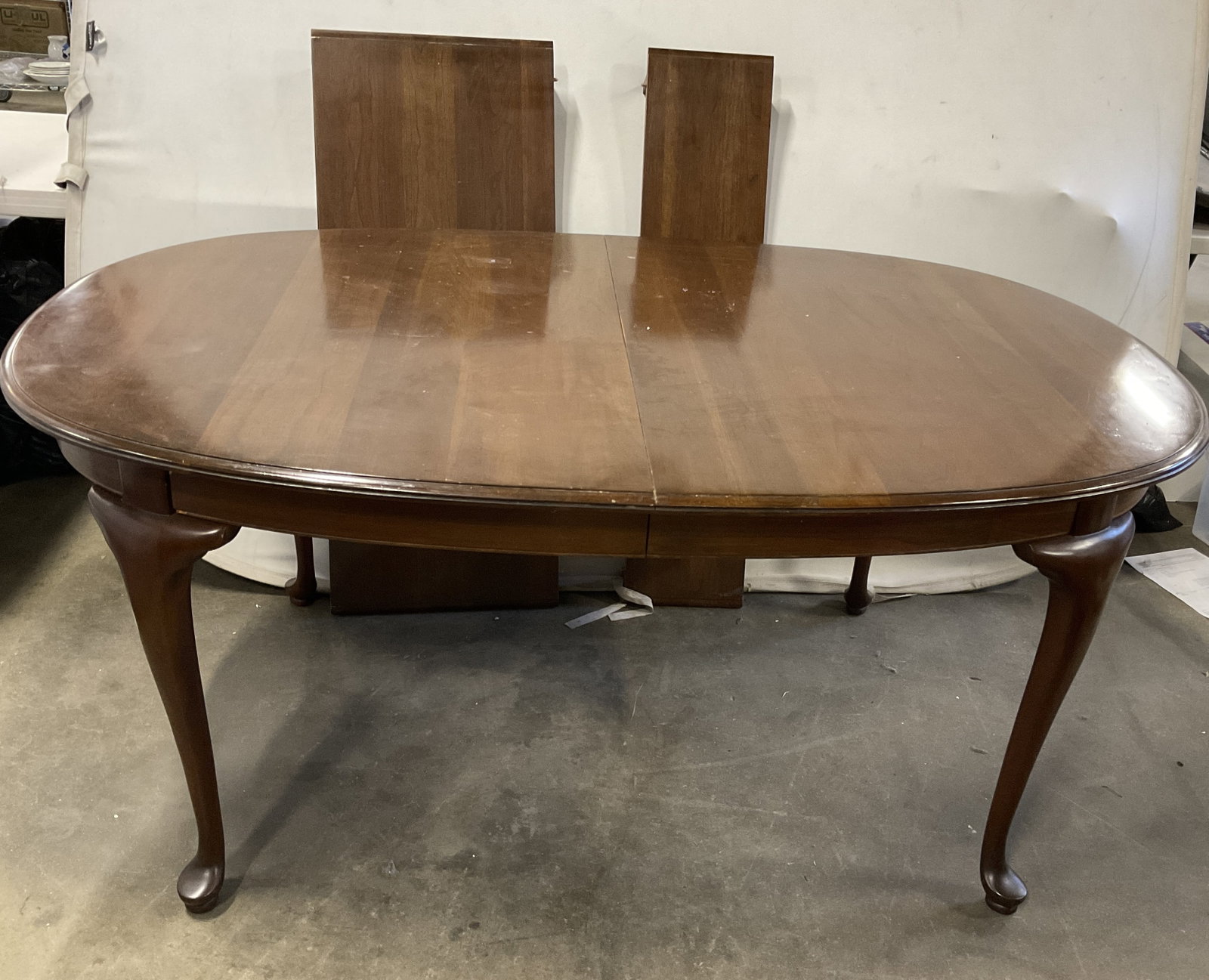 Ethan Allen Wooden Extension Dining Table: Ethan Allen Wooden Extension Dining Table. Cherry-Wood. Measures app 29in H x 65in diameter. Comes with 10in W and 18in W leaves. Some scratching present. Ethan Allen, Vintage, Wooden Table, Extension