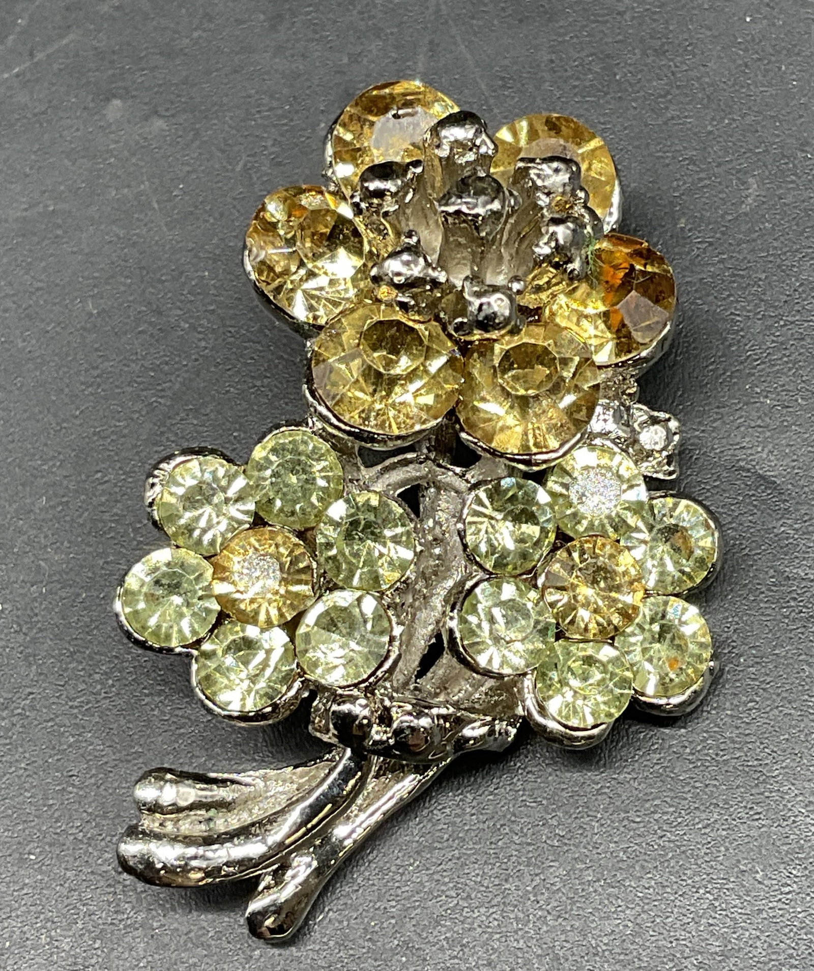 Vtg Silver Tone Yellow Crystal Flower Brooch: Vintage silver tone yellow crystal flower brooch. Measures approx. 1.5 x 1 inches. Some scratching. Jewelry, estate jewelry, costume jewelry, cocktail jewelry, fashion jewelry, accessories, fashion ac
