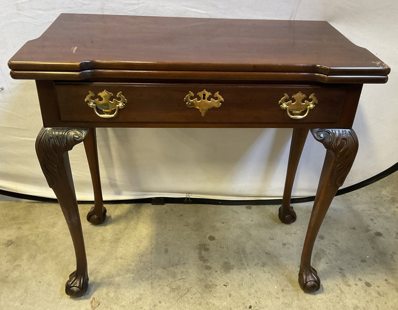 VTG Statton Furniture Chippendale-Style Table: Vintage Statton Furniture Private Collection Chippendale-Style Mahogany Console Table. Curved Cabriole Legs. Ball-And-Claw Feet. Damage to Surface Present. Some Wobble. Measures app 30in H x 32in L x 
