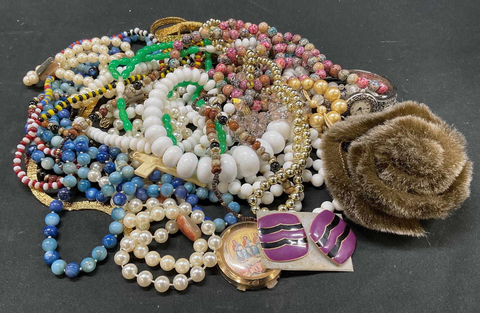 Grp Lot 20+ Costume Jewelry & Jewelry Makers: Group lot of 20+ costume jewelry and jewelry makers. Includes necklaces, beads, brooches, earrings, religious, watches, etc. Sold as is, not examined individually. Jewelry makers, costume jewelry, jew