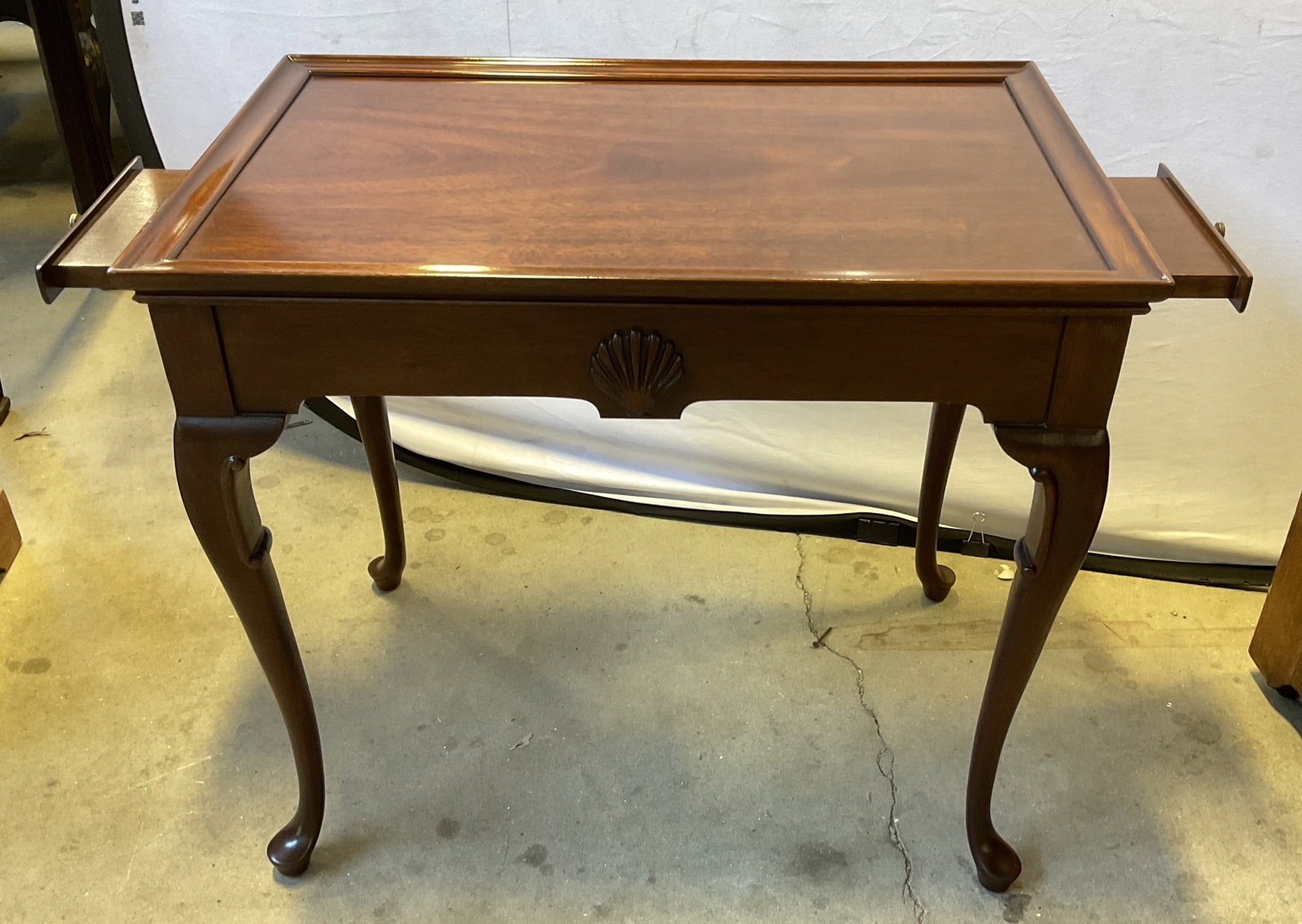 Mahogany Queen Anne Style Tray Top Tea Table: English Mahogany Queen Anne Style Tray Top Tea Table Qith Pull-Out Beverage Slides. Carved Shell Motifs. Cabriole Legs. Some Scratching. Measures app 25in H x 28in L x 17.5in W When Closed. 50in L Whe