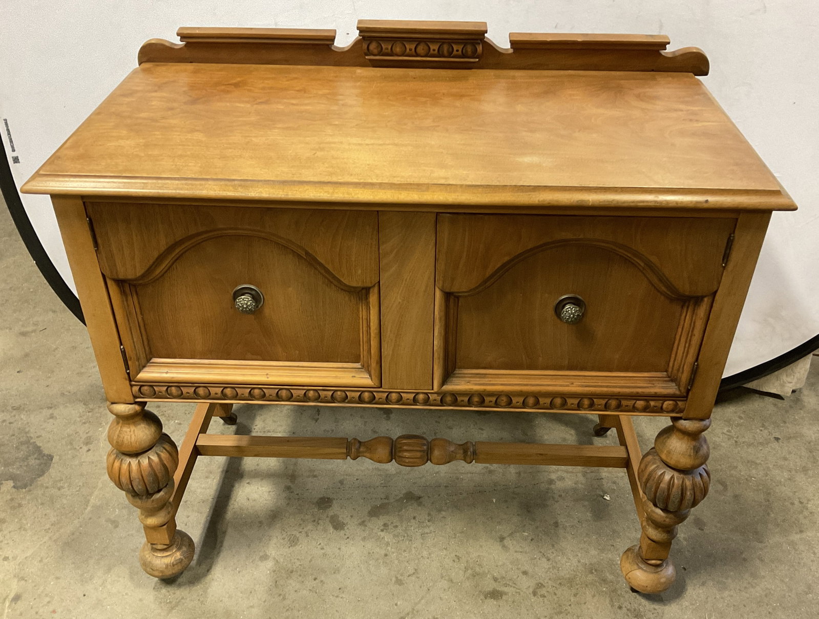 VINTAGE Jacobean Style Walnut Buffet Server: Vintage Jacobean Style Walnut Buffet Server. Bulbous Turned Legs on Casters. Some Scratching. Backsplash Panel Needs Reattachment. Measures app 36in H x 38.5in L x 19.25in W. Vintage Furniture, Jacobe