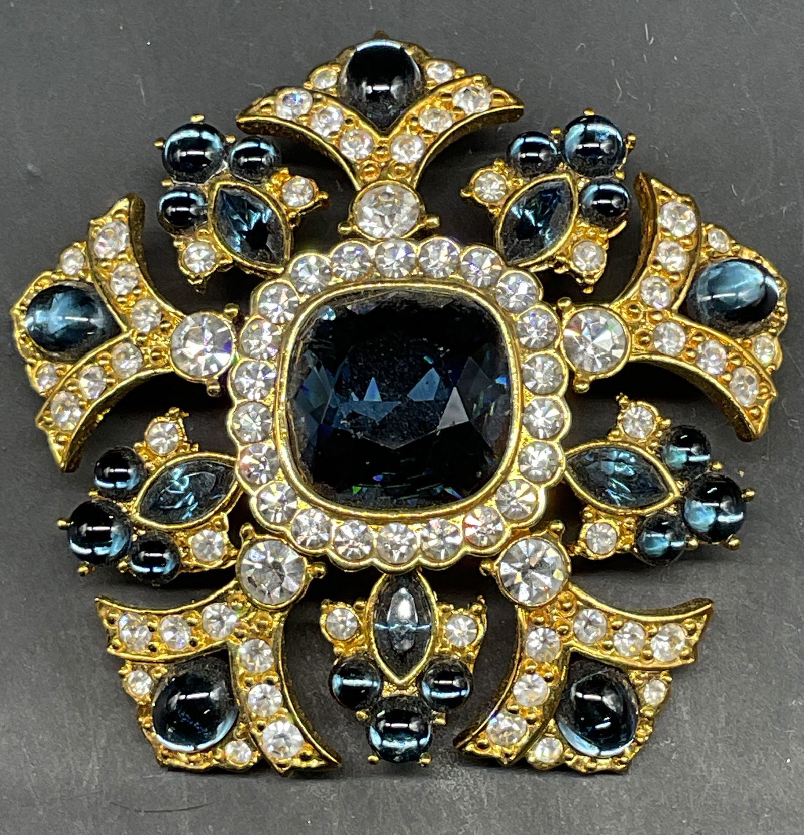 Joan Rivers Gold Tone Rhinestone Brooch: Vintage Joan Rivers gold tone blue and colorless rhinestone brooch. Measures approx. 2.25 x 2 inches. Some scratching. Jewelry, estate jewelry, costume: jewelry, cocktail jewelry, fashion jewelry, acc