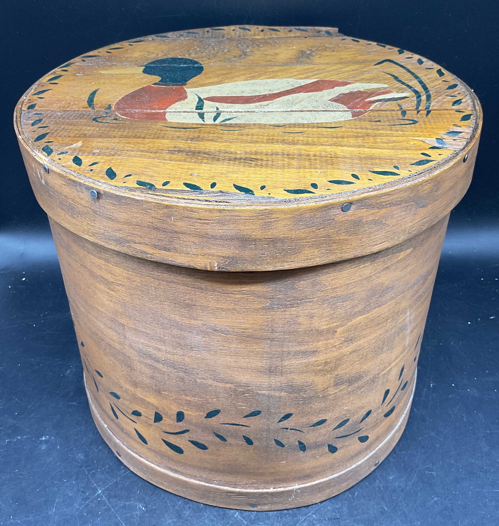 Vintage Folk Art Bentwood Duck Storage Box: Vintage folk art hand painted bentwood round storage box. Duck motif. Measures approx. 11.5 x 10 inches. Some scratching and chips. Bentwood box, folk art box, collectibles, home decor, home accessori