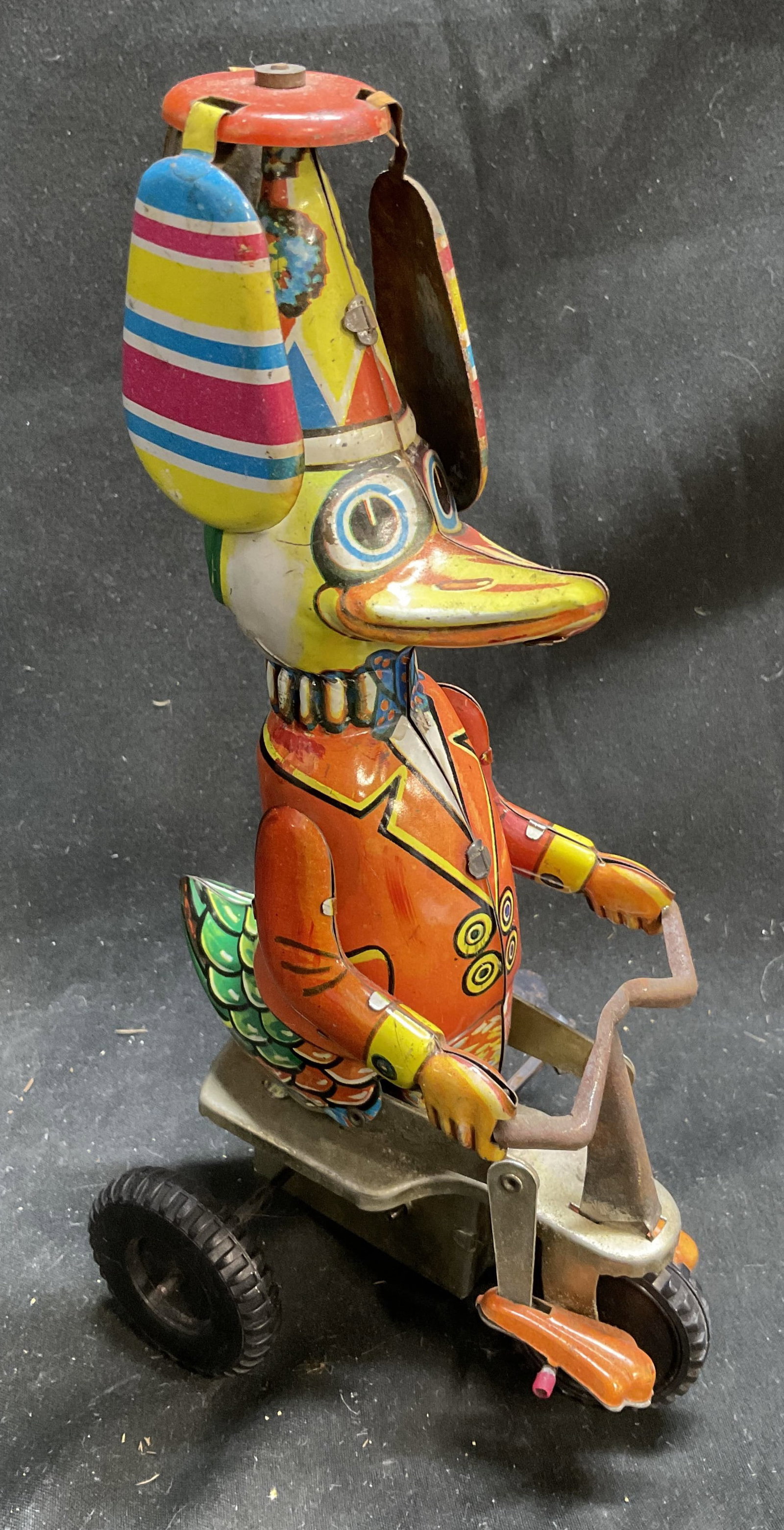 VTG 99 Schylling Tin Wind-Up Duck on Bike Toy (1 of 8)