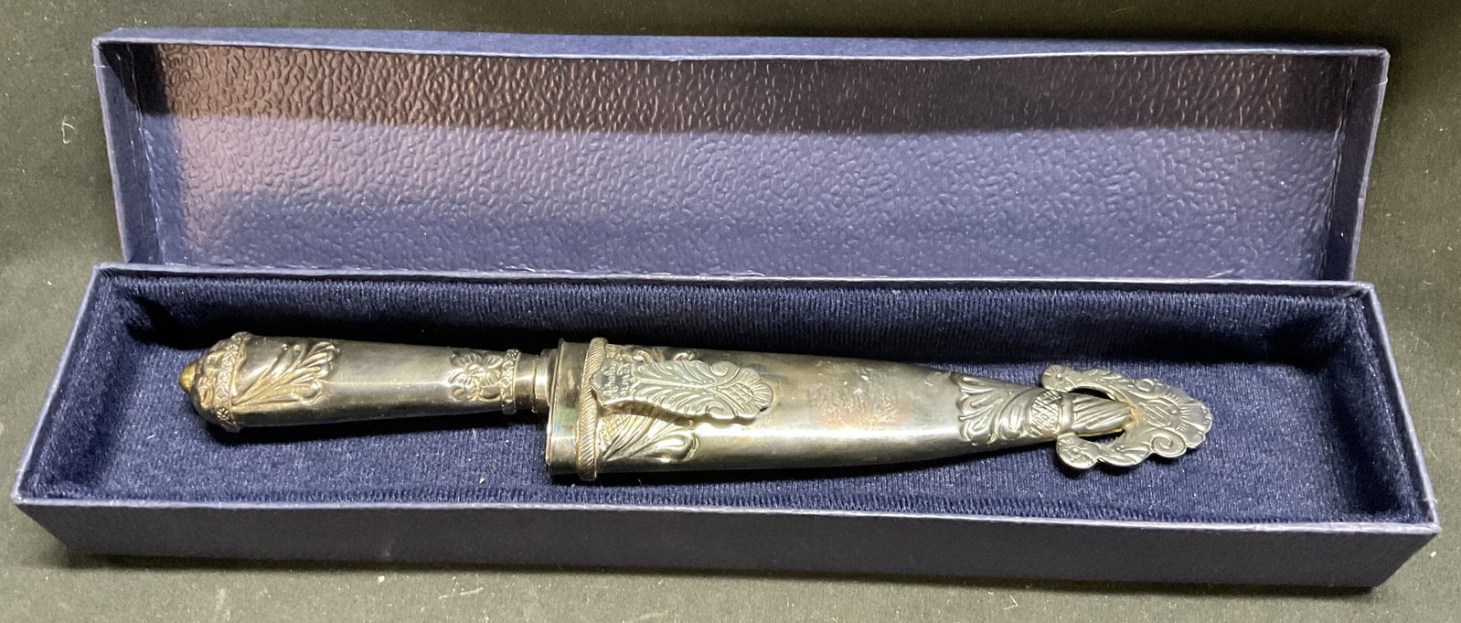 VTG JU-CA ARGENTINE Alpaca Silver Gaucho Knife: Vintage JU-CA Argentine Alpaca Silver Gaucho Knife. Engraved Leaf and Floral Patterns. Made in Tandil, Argentina. Comes with Box. Scratching and Tarnishing Present. Measures app 9.5in H x 1.5in W. Vin
