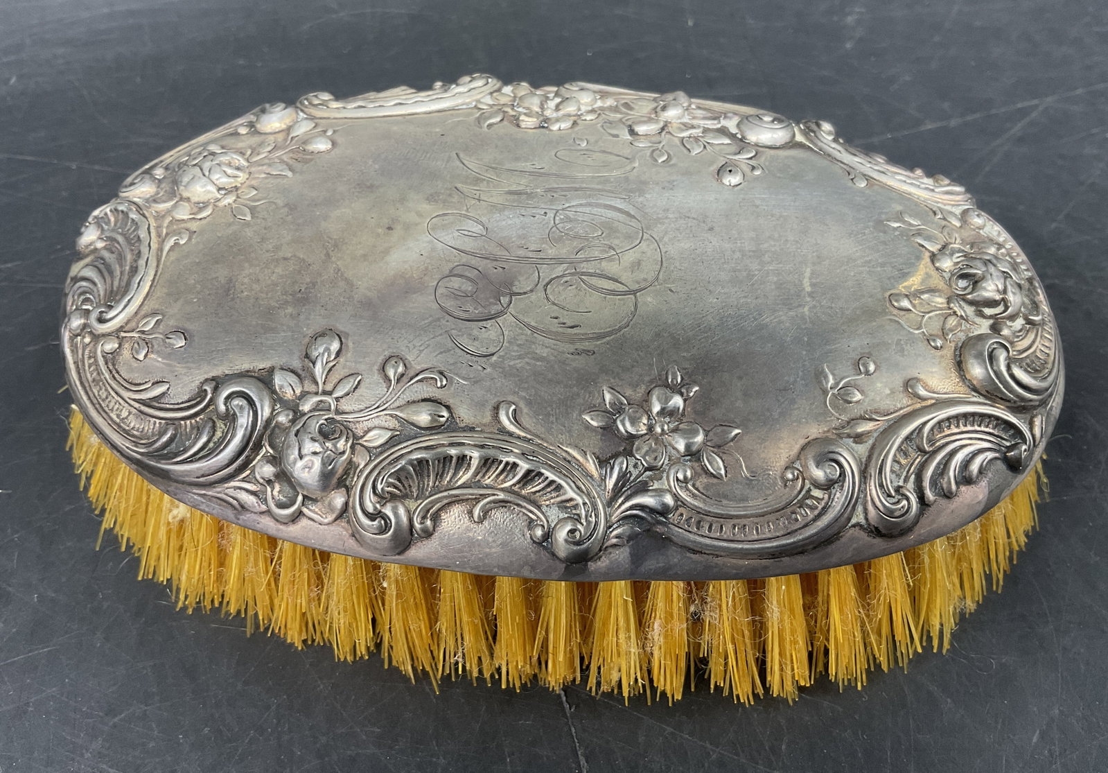 VTG STERLING SILVER Repousse Clothes Brush: Vintage Sterling Silver Repousse Clothes Brush. Engraved Monograms and Floral Pattern. Marked Sterling and Features a Lion, Anchor, and G Hallmark. Scratching and Tarnishing Present. Total Weight 4.34