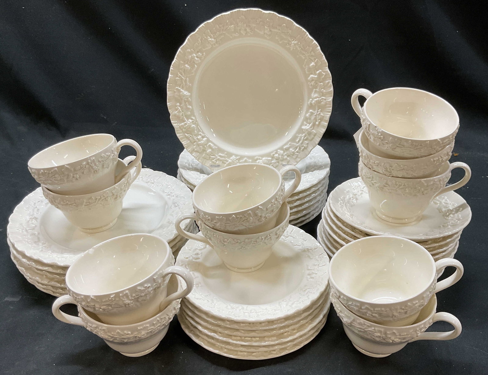 Set 39 WEDGEWOOD Embossed Queensware Porc (1 of 11)