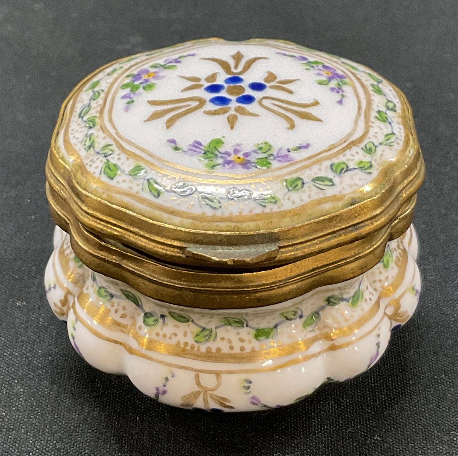 Vtg Hand Painted Porcelain Hinged Trinket Box (1 of 8)