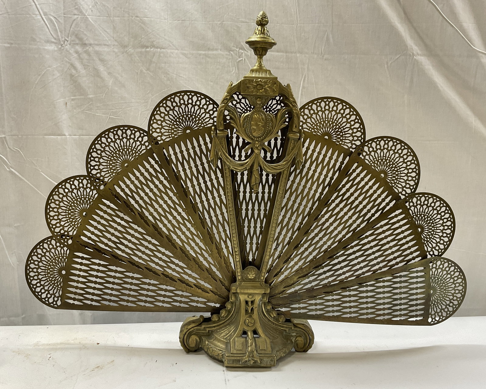 VTG Victorian-Style Brass Fireplace Screen (1 of 11)