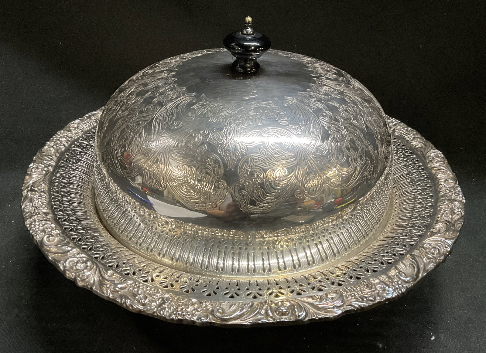 International Silver Slvr-Pltd Domed Serving Dish: International Silver Co Silver-Plated Domed Serving Dish. Old English Reproduction #F26. Pierced Design. Engraved Details. Scratching Present. Knob Needs Readjustment. Measures app 6.75in H x 9.5in Di