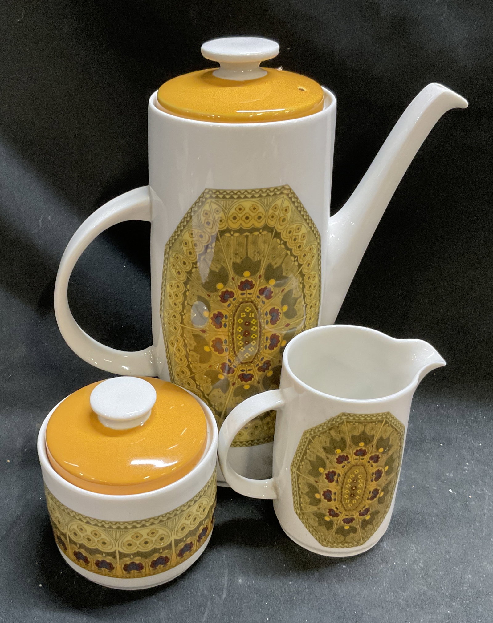 St3 VTG Royal Doulton Parquet Tea&Coffee Set ENGLD: Set of 3 Vintage Royal Doulton Parquet Pattern Tea and Coffee Set. White Fine China Body with Yellow and Brown Geometric Medallion and Border Design. Yellow Lids. Made in England. Includes Tall Teapot