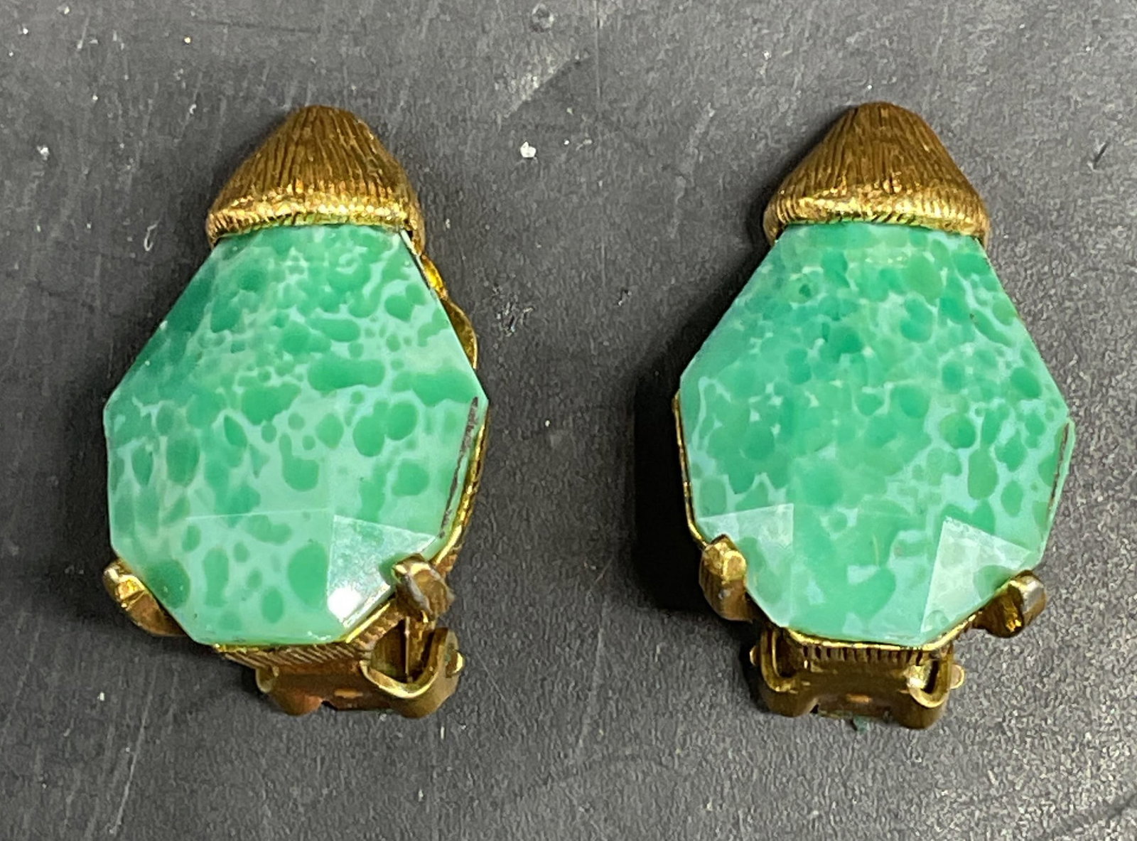 Vintage Gold Tone Green Lucite Earrings: Vintage gold tone and green lucite faux stone earrings. Measures approx. 1 inch long. -10j