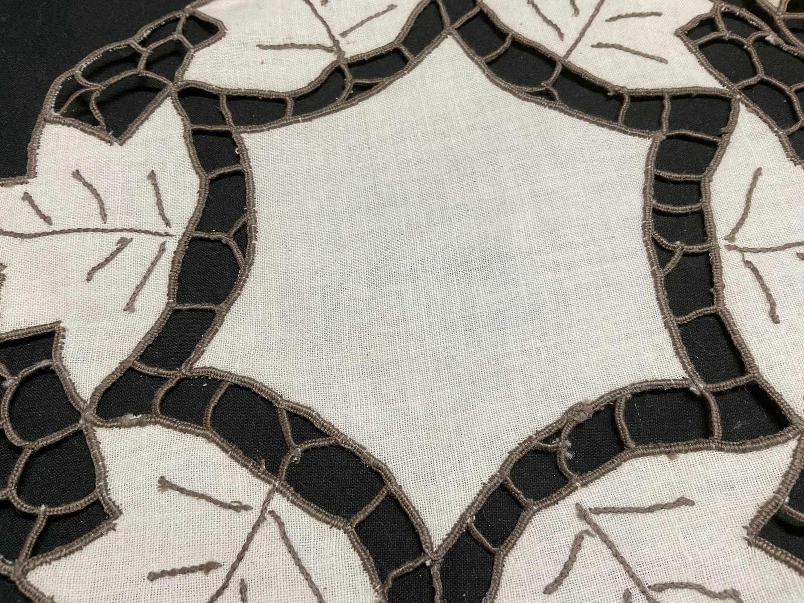 Lt8 VTG Maple Leaf Cutwork Doilies+ - 11