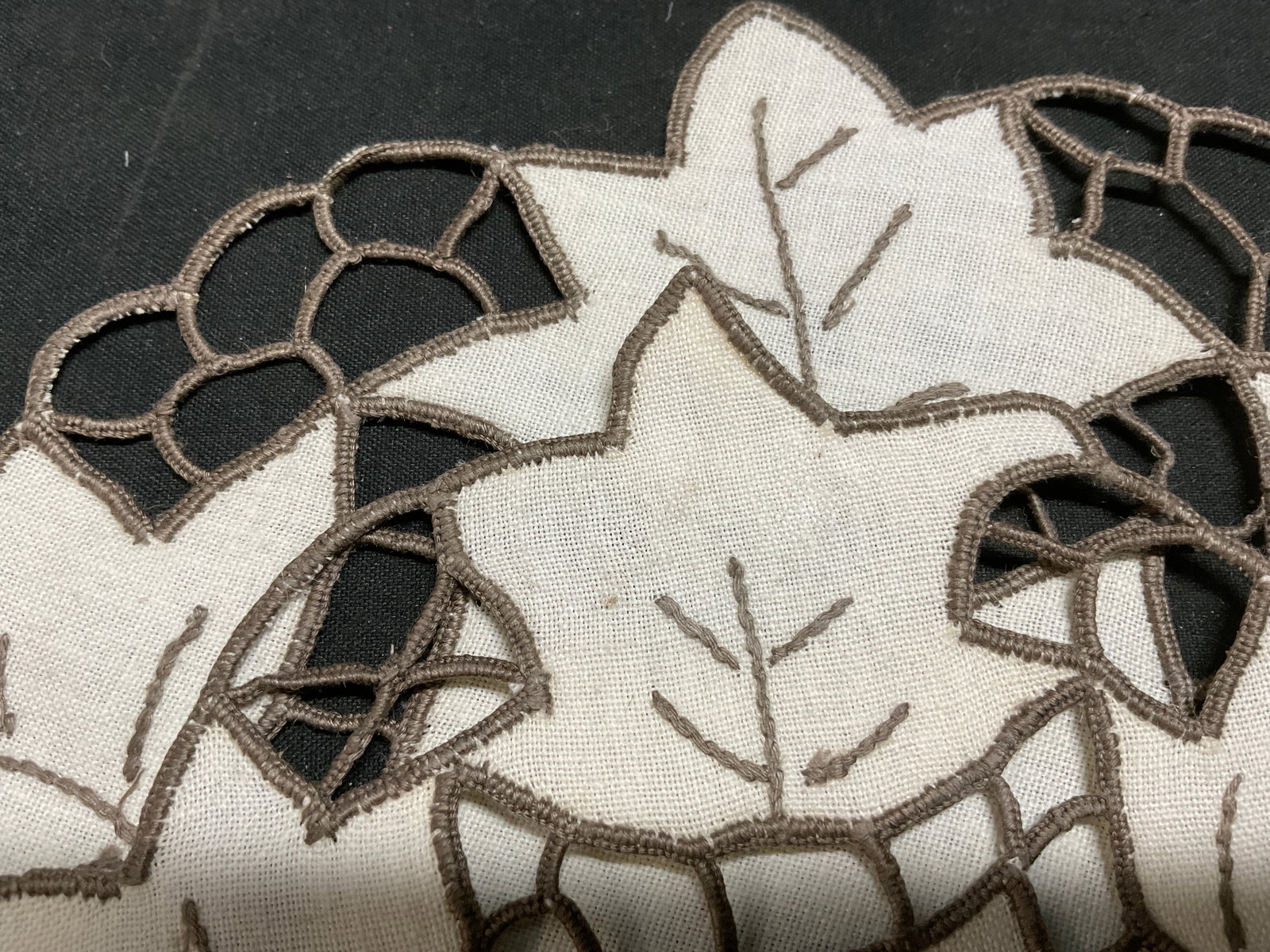 Lt8 VTG Maple Leaf Cutwork Doilies+ - 13