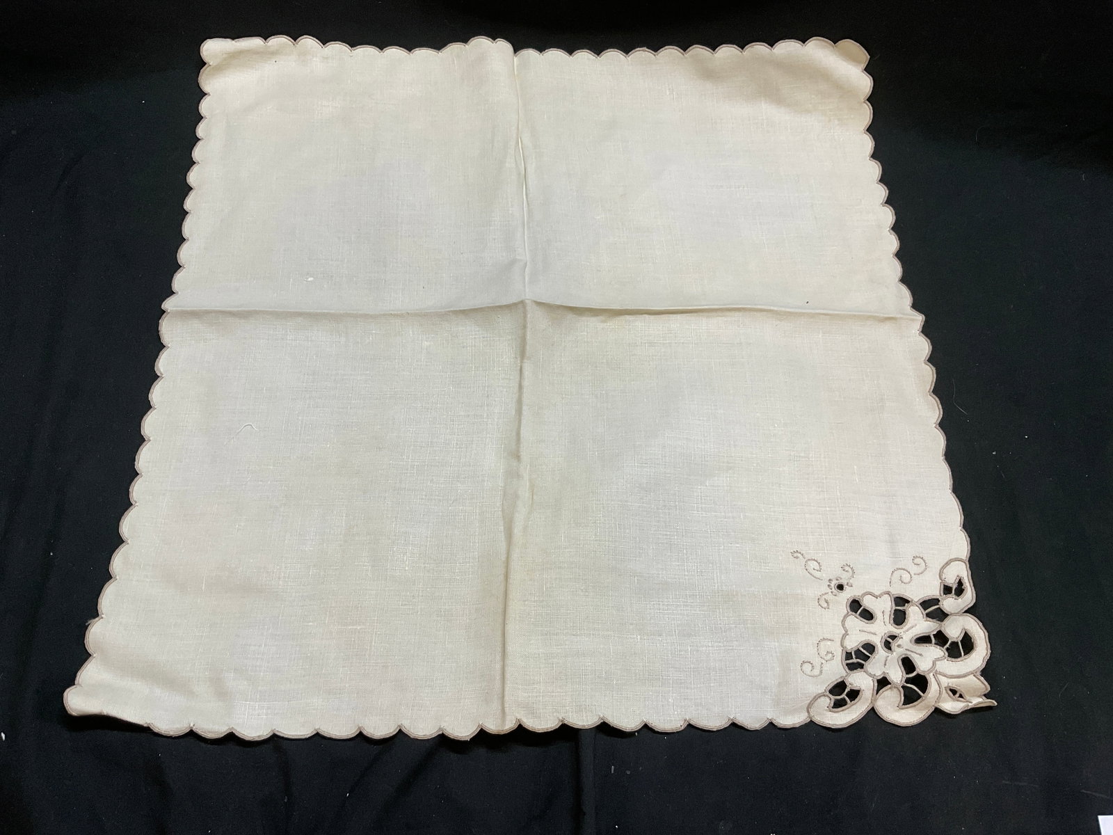 Lt8 VTG Maple Leaf Cutwork Doilies+ - 2