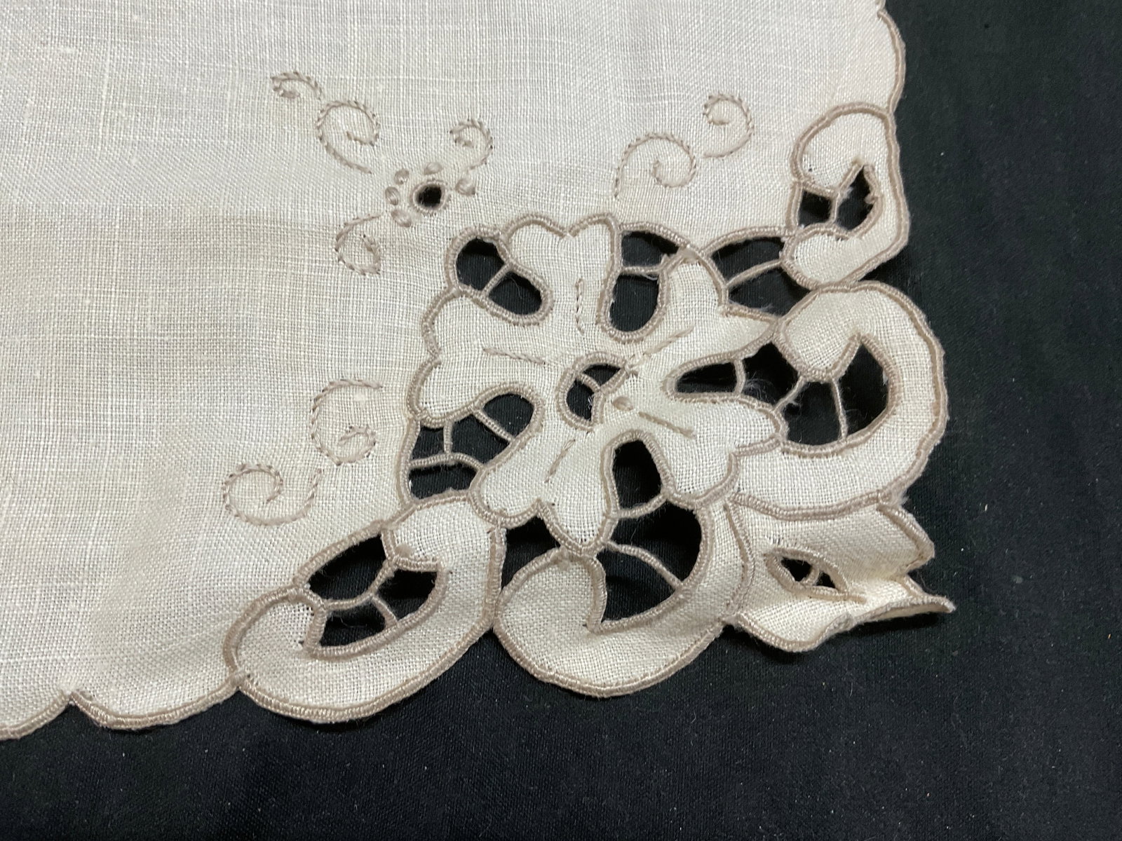 Lt8 VTG Maple Leaf Cutwork Doilies+ - 3