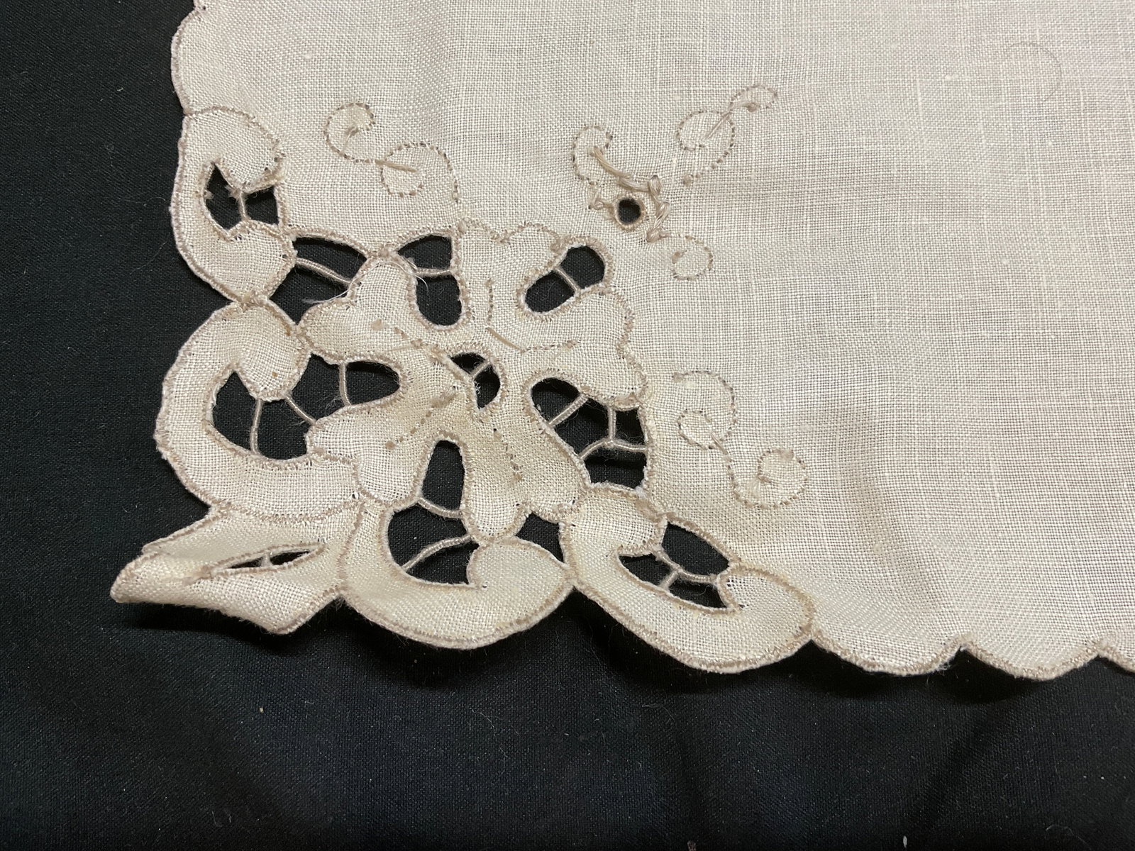 Lt8 VTG Maple Leaf Cutwork Doilies+ - 4