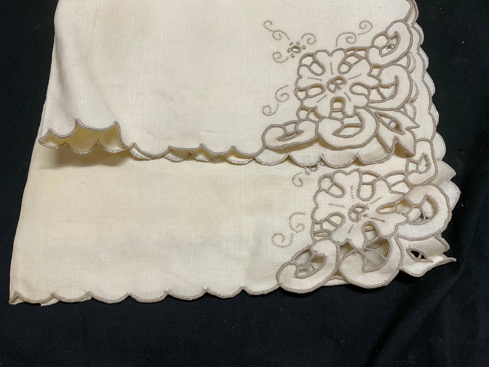 Lt8 VTG Maple Leaf Cutwork Doilies+ - 5