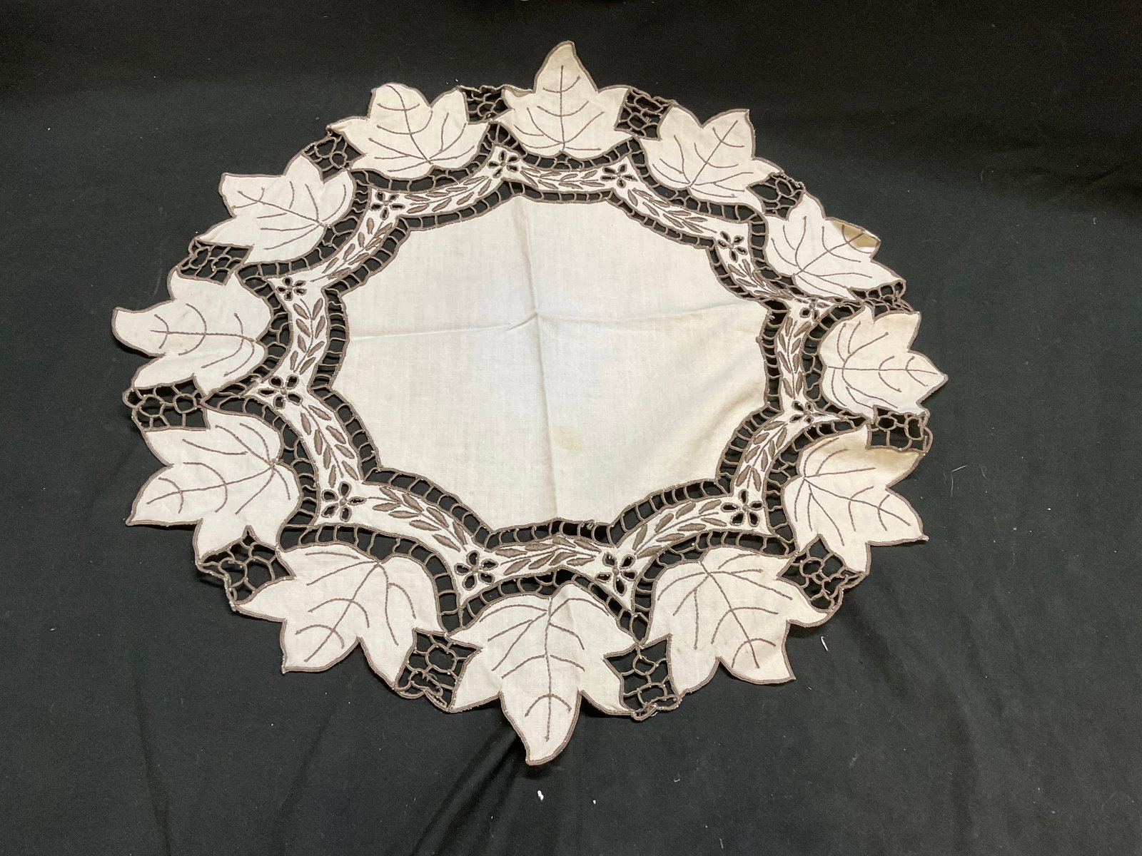 Lt8 VTG Maple Leaf Cutwork Doilies+ - 6
